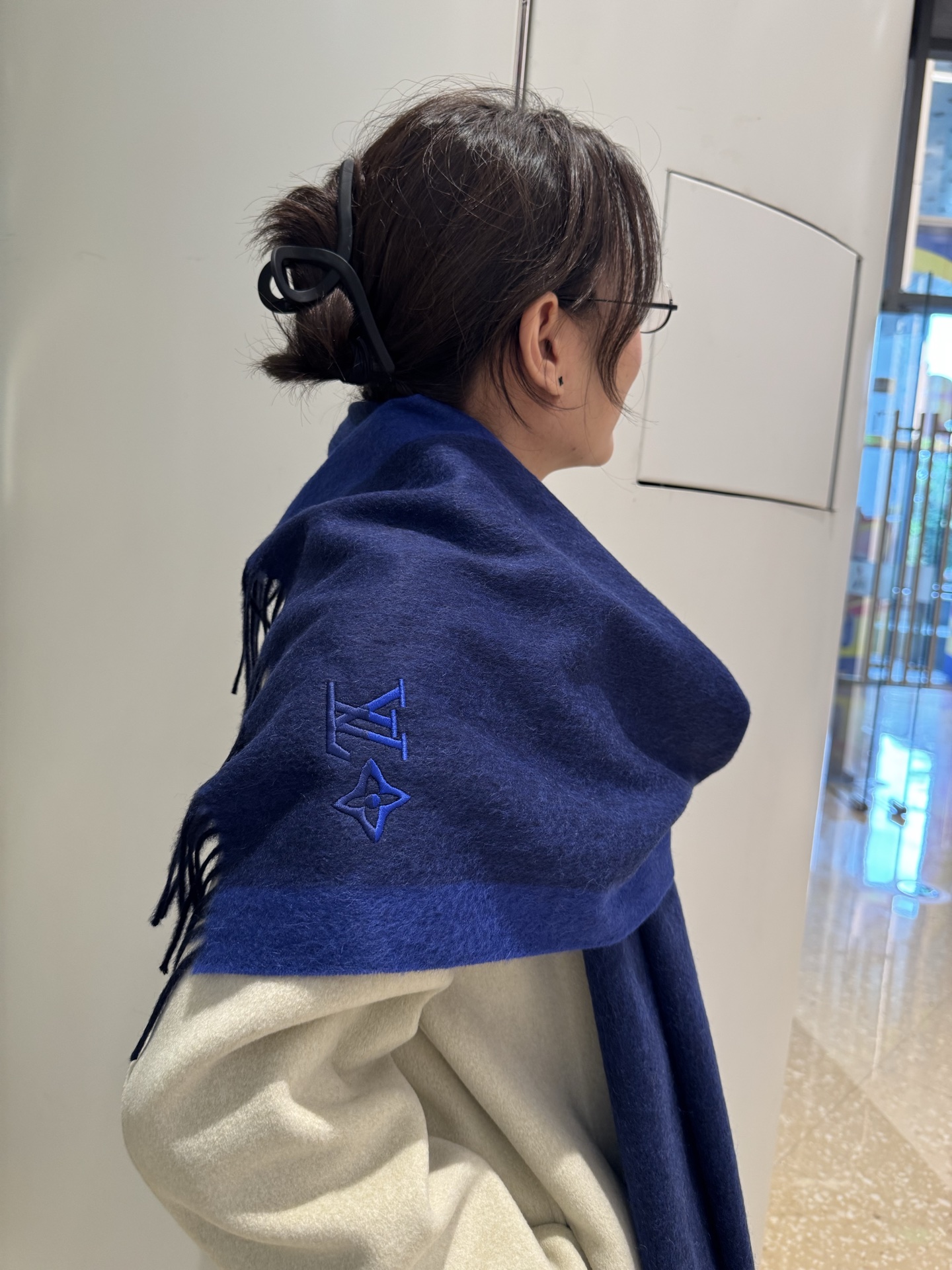 Louis Vuitton 上新 2025年LV羊绒围巾 渐变logo难得一见的温柔配色 低调又不失优雅 一条围巾两种风格搭配