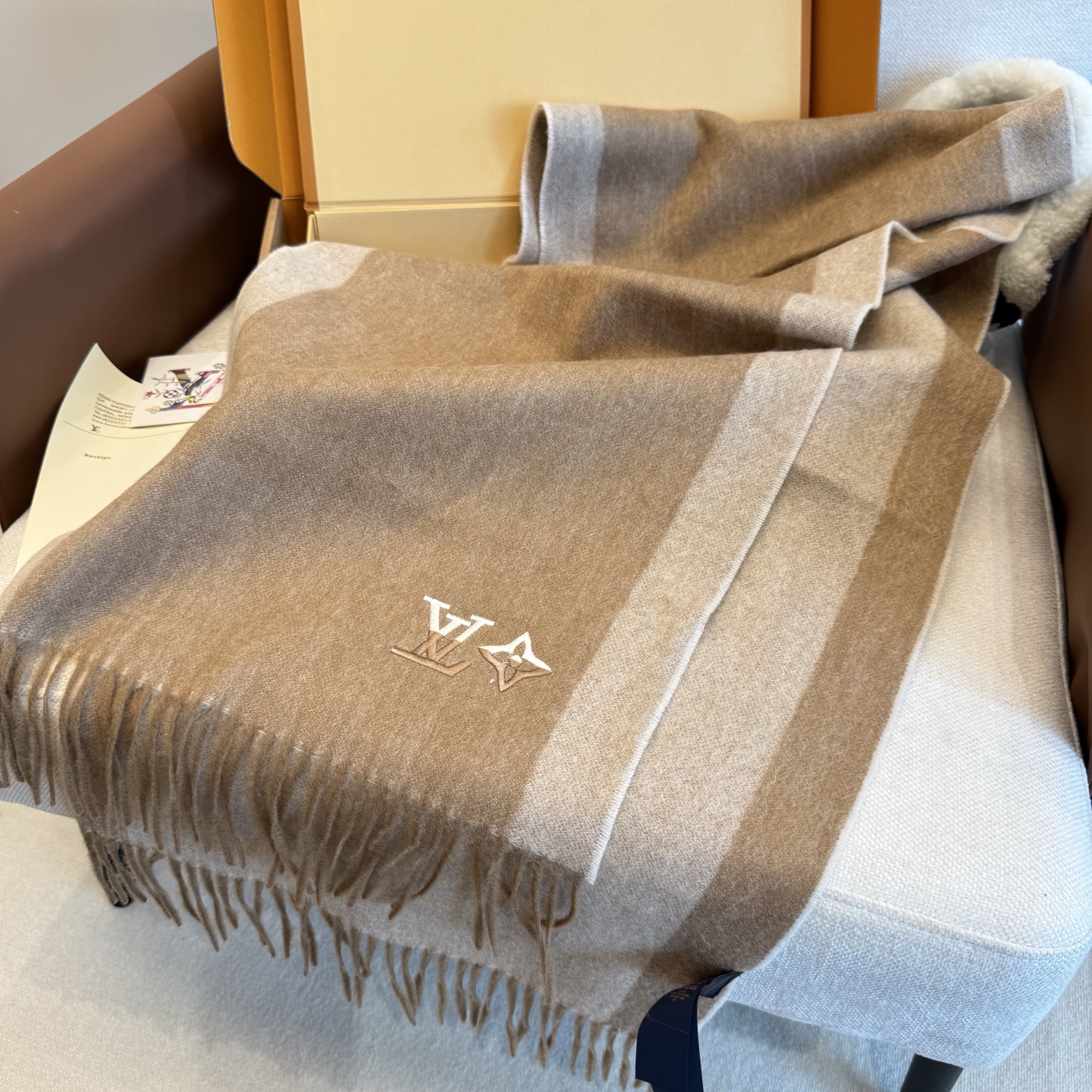 Louis Vuitton 上新 2025年LV羊绒围巾 渐变logo难得一见的温柔配色 低调又不失优雅 一条围巾两种风格搭配