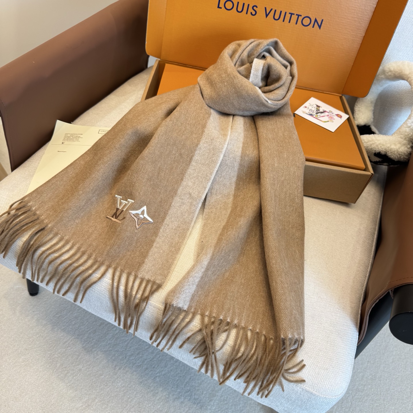 Louis Vuitton 上新 2025年LV羊绒围巾 渐变logo难得一见的温柔配色 低调又不失优雅 一条围巾两种风格搭配