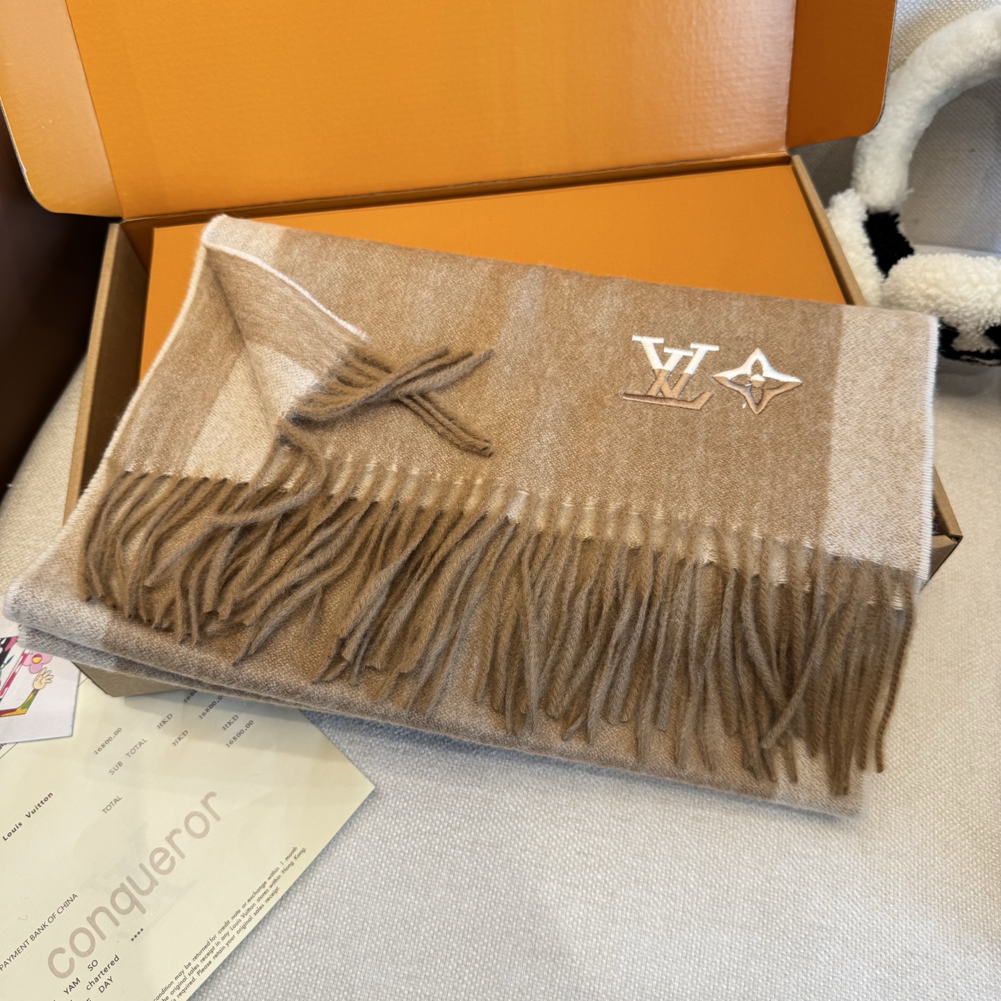 Louis Vuitton 上新 2025年LV羊绒围巾 渐变logo难得一见的温柔配色 低调又不失优雅 一条围巾两种风格搭配