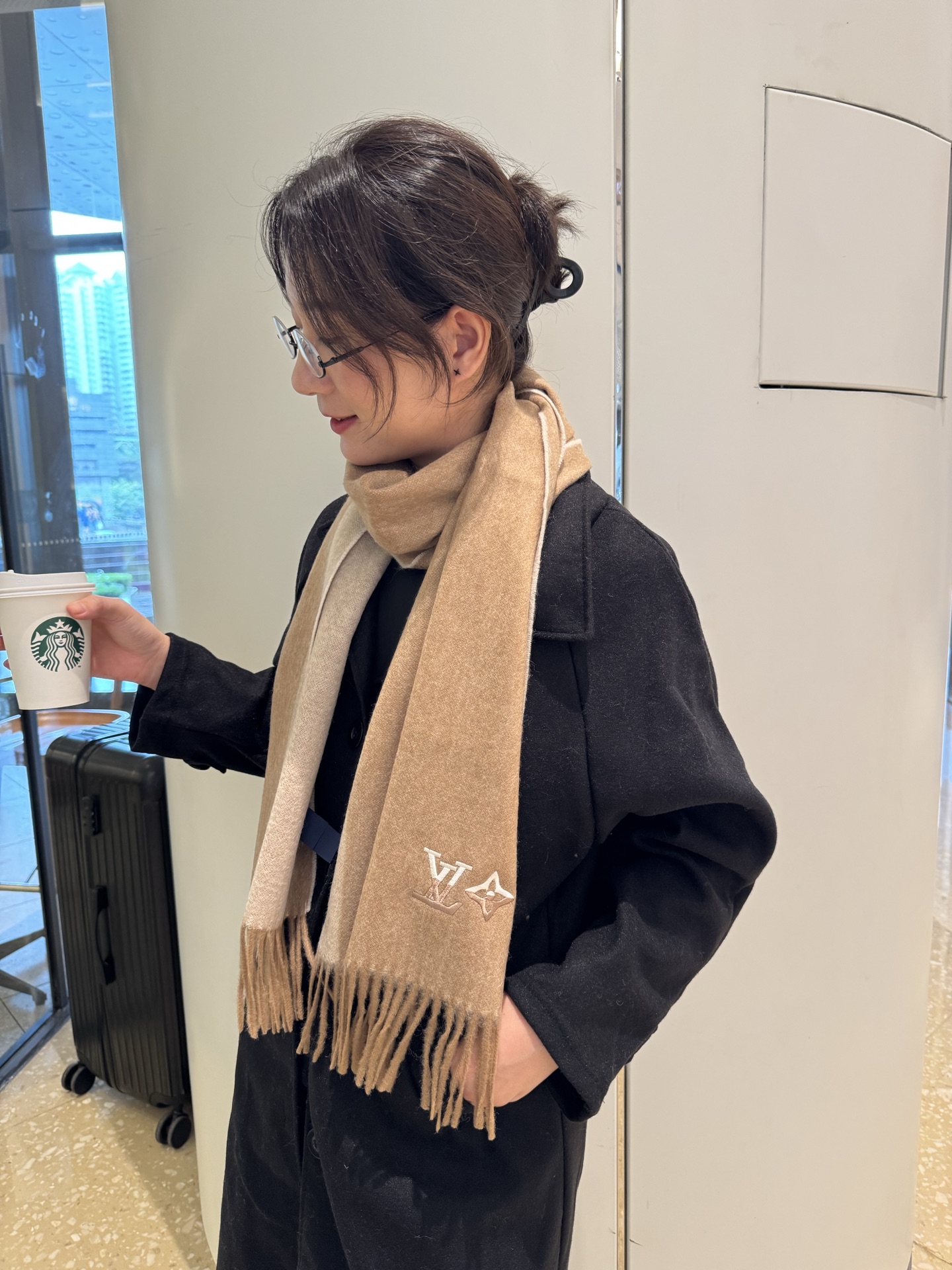 Louis Vuitton 上新 2025年LV羊绒围巾 渐变logo难得一见的温柔配色 低调又不失优雅 一条围巾两种风格搭配