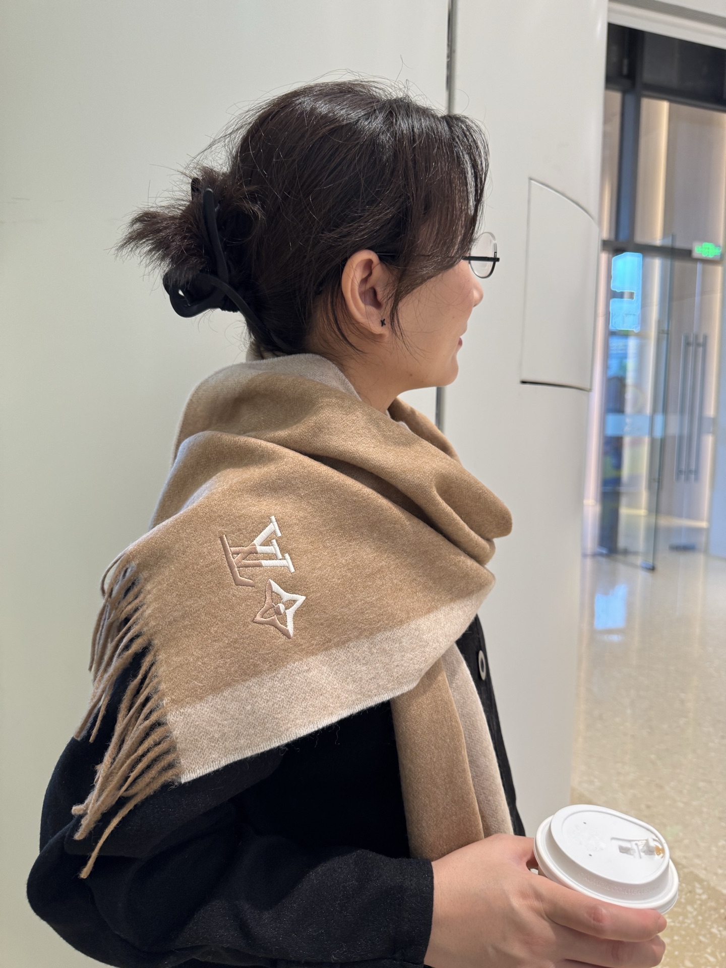 Louis Vuitton 上新 2025年LV羊绒围巾 渐变logo难得一见的温柔配色 低调又不失优雅 一条围巾两种风格搭配