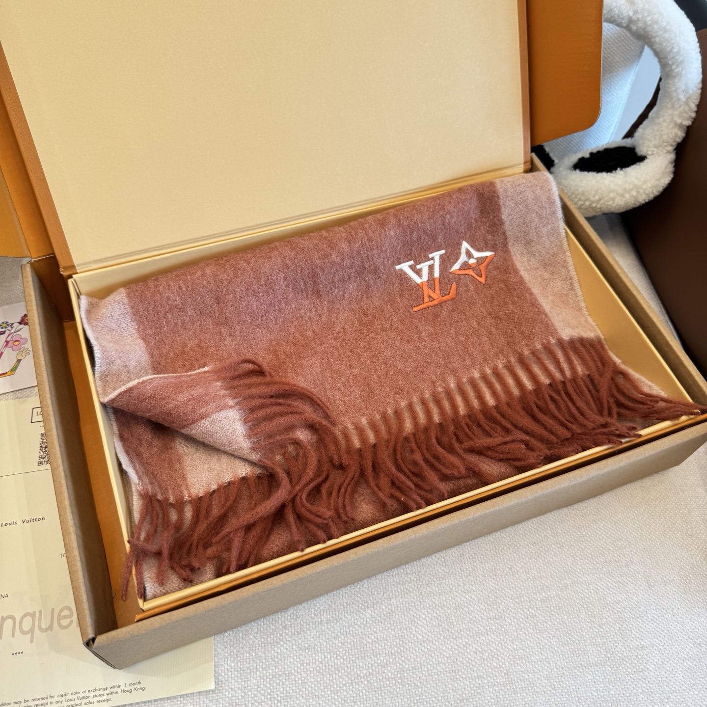 Louis Vuitton 上新 2025年LV羊绒围巾 渐变logo难得一见的温柔配色 低调又不失优雅 一条围巾两种风格搭配