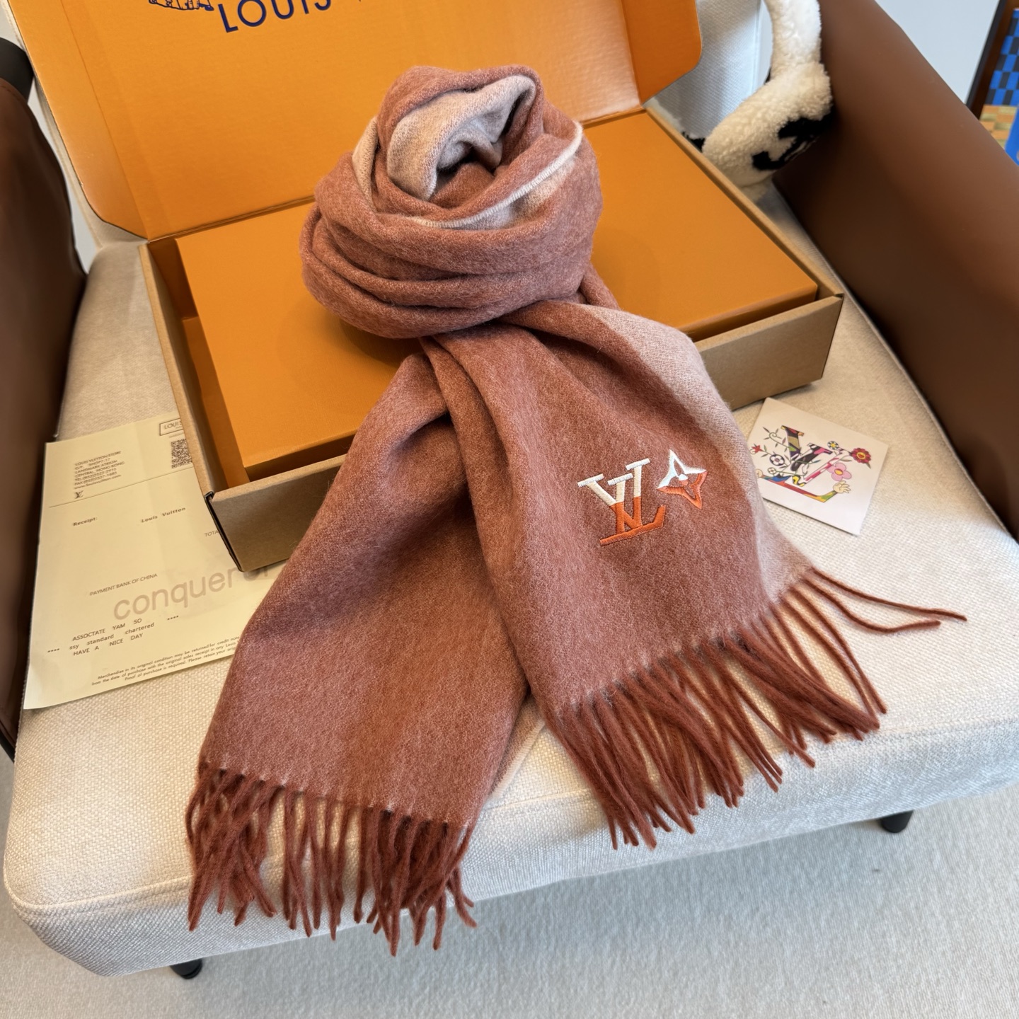 Louis Vuitton 上新 2025年LV羊绒围巾 渐变logo难得一见的温柔配色 低调又不失优雅 一条围巾两种风格搭配
