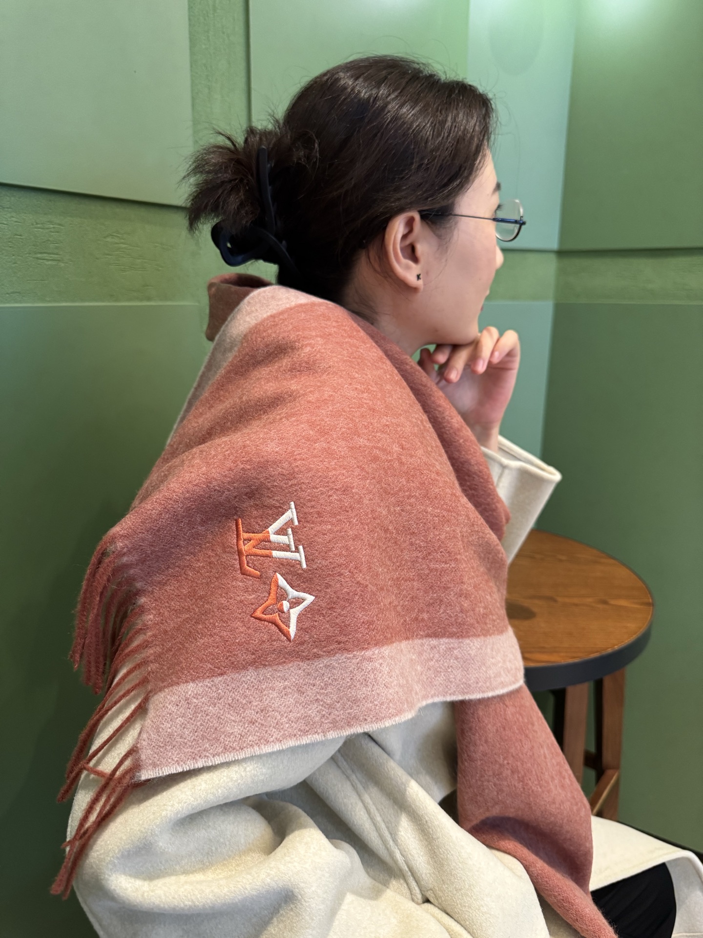 Louis Vuitton 上新 2025年LV羊绒围巾 渐变logo难得一见的温柔配色 低调又不失优雅 一条围巾两种风格搭配