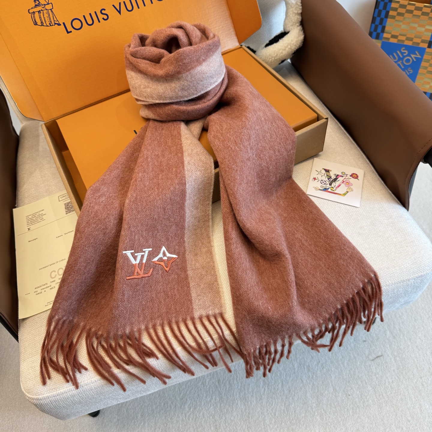 Louis Vuitton 上新 2025年LV羊绒围巾 渐变logo难得一见的温柔配色 低调又不失优雅 一条围巾两种风格搭配