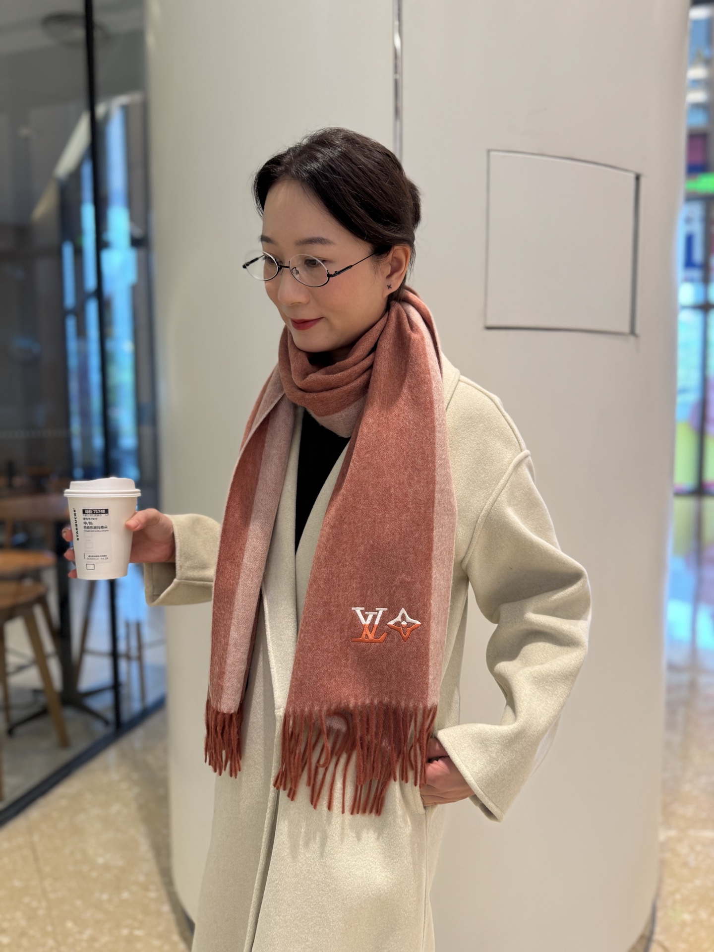 Louis Vuitton 上新 2025年LV羊绒围巾 渐变logo难得一见的温柔配色 低调又不失优雅 一条围巾两种风格搭配