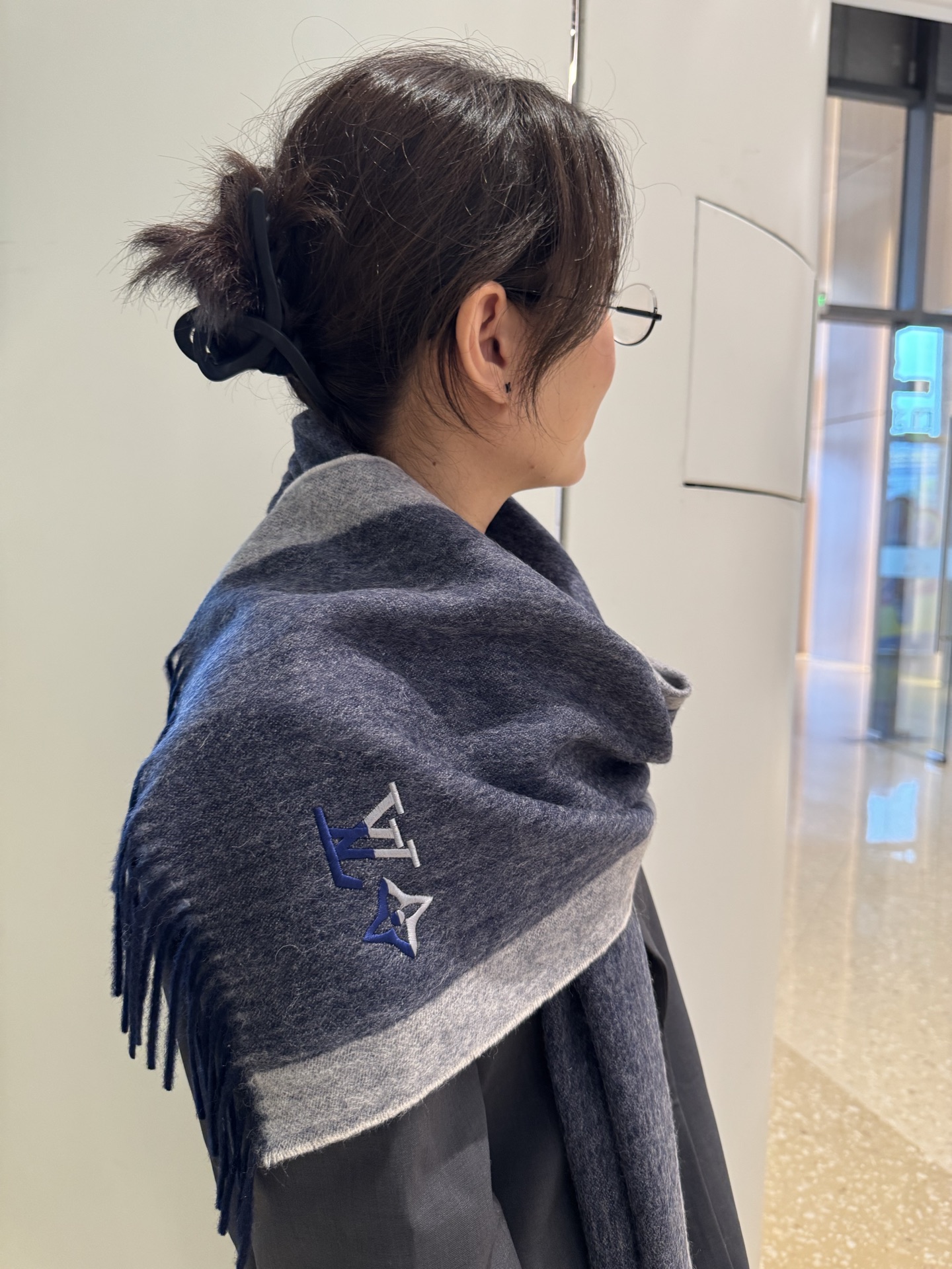Louis Vuitton 上新 2025年LV羊绒围巾 渐变logo难得一见的温柔配色 低调又不失优雅 一条围巾两种风格搭配