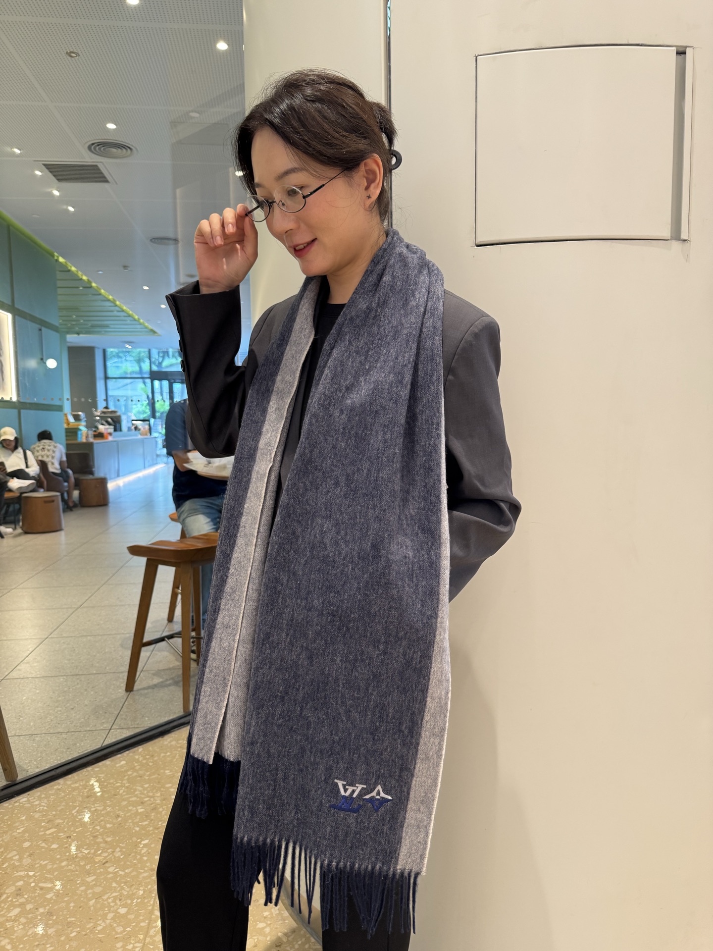 Louis Vuitton 上新 2025年LV羊绒围巾 渐变logo难得一见的温柔配色 低调又不失优雅 一条围巾两种风格搭配