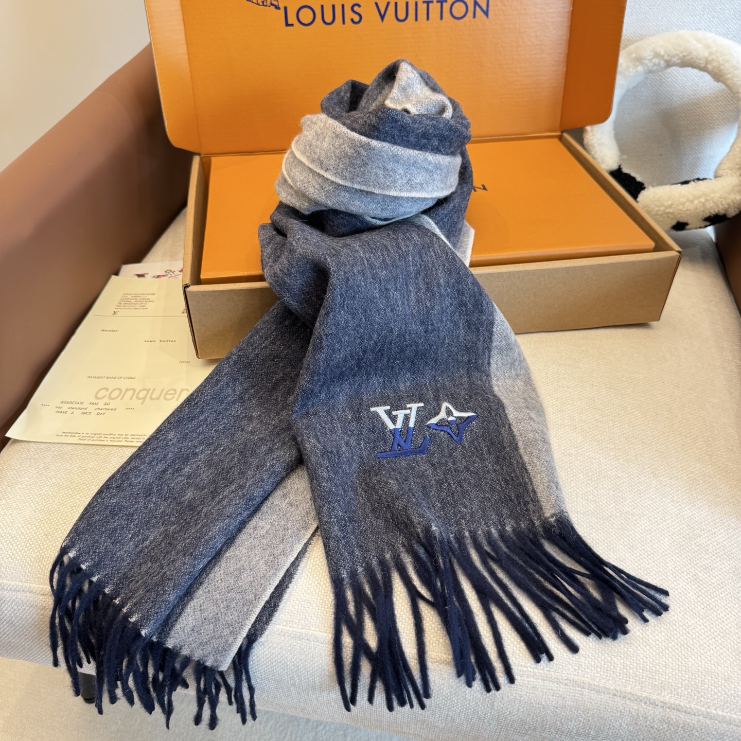 Louis Vuitton 上新 2025年LV羊绒围巾 渐变logo难得一见的温柔配色 低调又不失优雅 一条围巾两种风格搭配