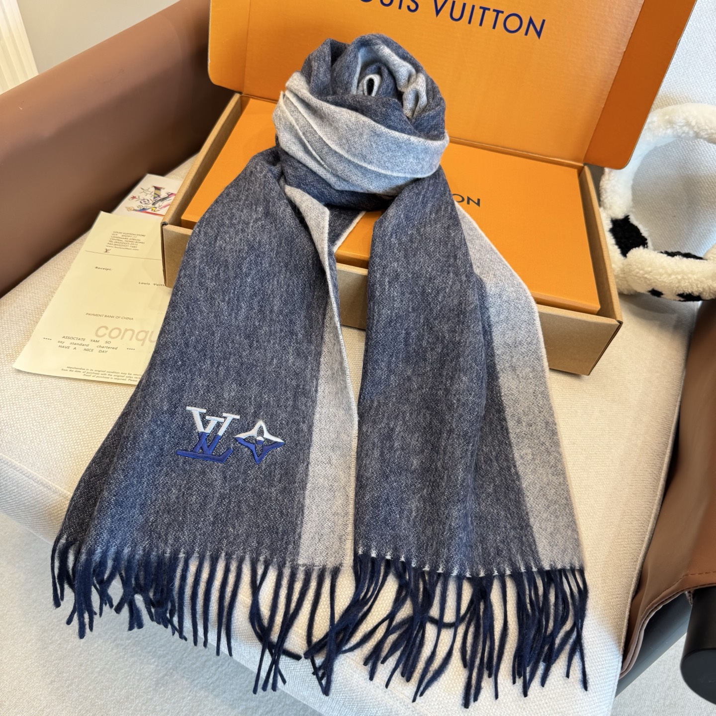 Louis Vuitton 上新 2025年LV羊绒围巾 渐变logo难得一见的温柔配色 低调又不失优雅 一条围巾两种风格搭配