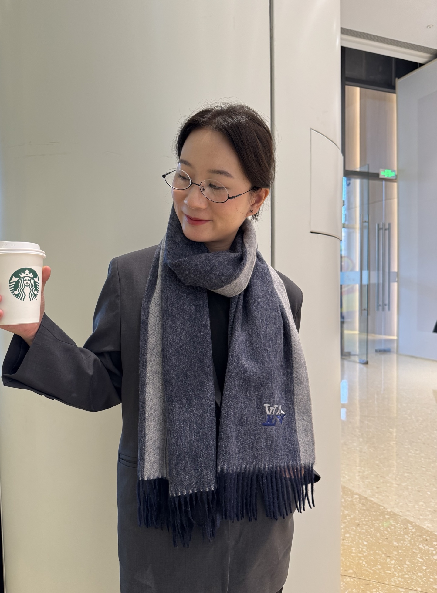 Louis Vuitton 上新 2025年LV羊绒围巾 渐变logo难得一见的温柔配色 低调又不失优雅 一条围巾两种风格搭配