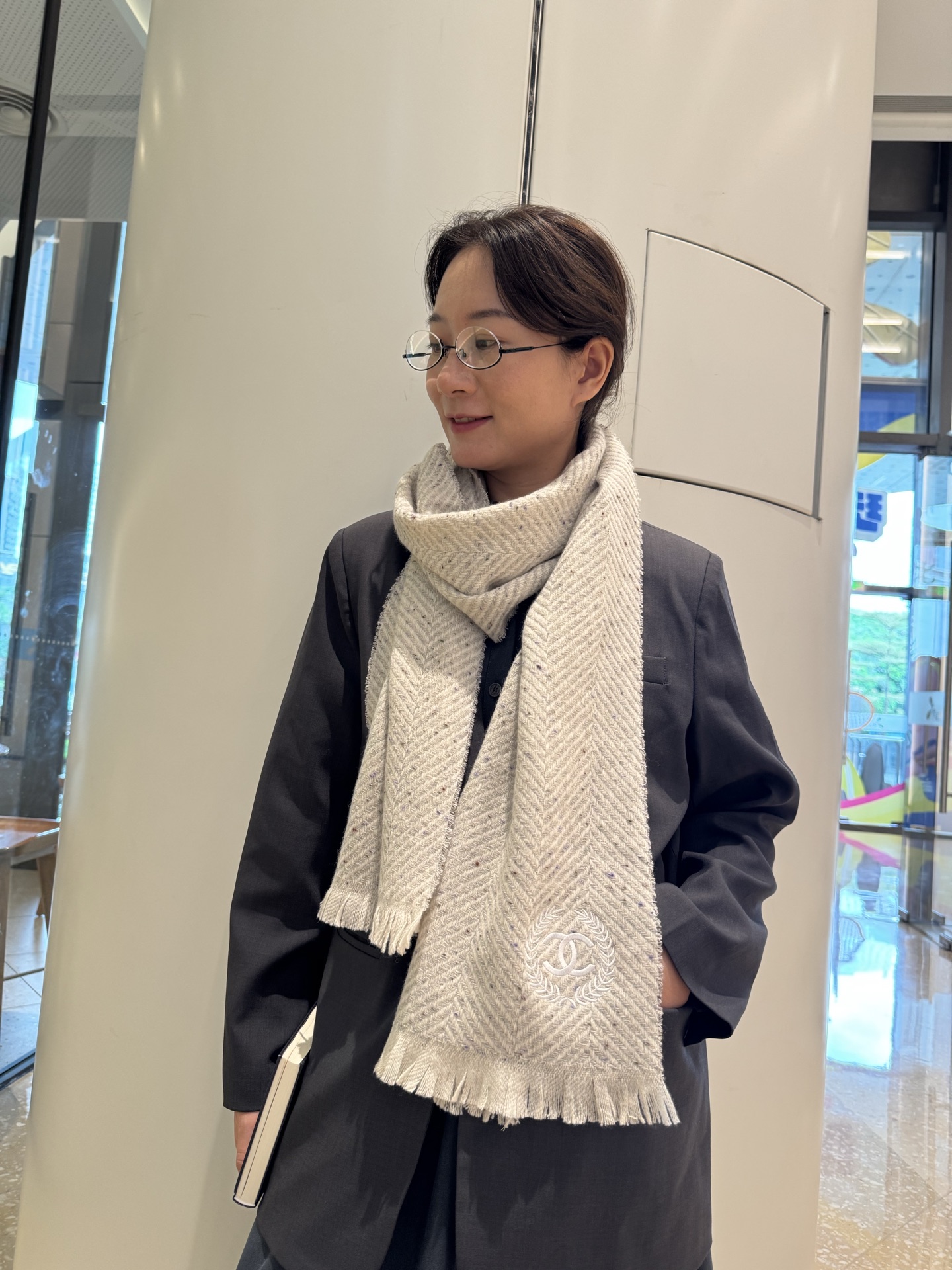 NO:533015,Chanel's new style is so beautiful in 2025. Girls, hurry up and buy it!  It is still Chanel's unique color. It is really an invincible classic. It is not a tacky bleaching. It is the original color, a high-end color scheme with a little rice. ~ 100% pure cashmere ~ it makes people love it, and the touch is as soft as a cloud. If you see the real thing, you will know what it means to make all scarves pale. Wherever you take her, you will be in the C position!  The skin is so soft that the heart melts and will not prick at all!  Specifications 35*180 high-version scarf, high-version scarf, chanel19860909香奈儿2025美到炸街的新款 姑娘们赶紧入手啦！ 依旧是香奈儿独有的色调 真的是无敌经典.不是俗气的漂白.就本色调,带点米的高级配色.～百分百纯山羊绒～让人爱不释手,触感如云朵般柔软.如果你看到实物,就知道什么是让所有围巾黯然失色,带上她到哪都是C位！接触皮肤软到心都化了,一点也不会扎！ 规格35*180高版本围巾,高版本围巾,chanel,scarf