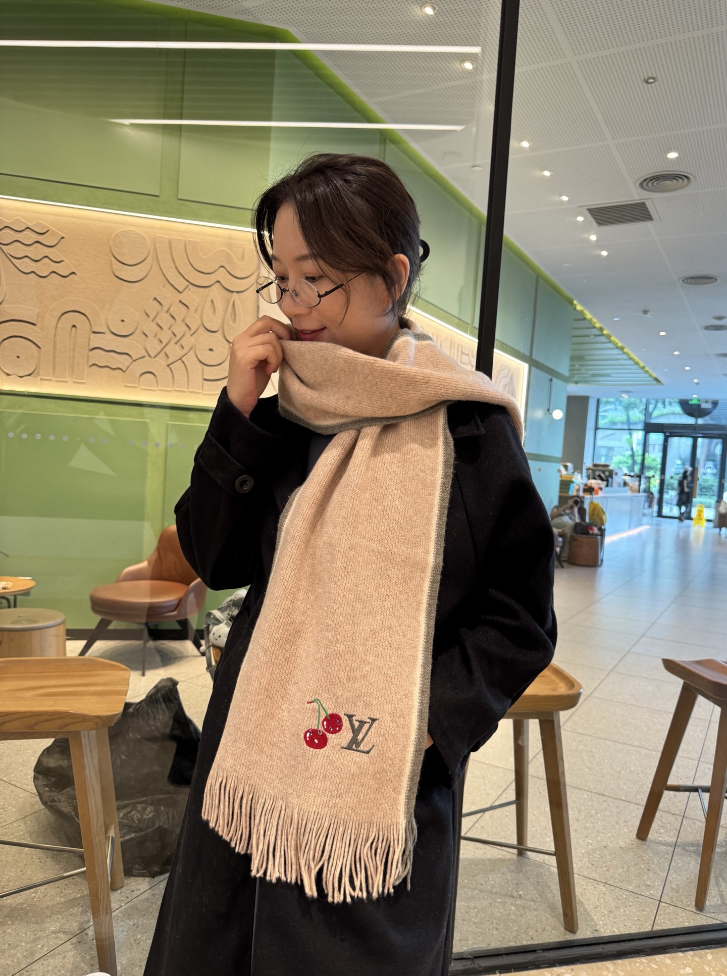 NO:533023,Lv new style high-end cashmere knitted scarf!  Export final order, customer supply top cashmere yarn!  This weaving method is difficult, and it costs a lot of yarn, and the process is very difficult!  !  It can be formal, casual, very Classical couple design. It is definitely an aesthetically outdated item!  The cashmere scarf that looks good at any surround is really unique!  !  It's so practical and versatile, but there's no unnecessary design, and it looks good no matter how you surround it!  It has a drape, warm and very slimming!  It is very suitable to match formal wear or casual wear ~ folding or circling is perfect, with a warm and graceful demeanor Size: 28180 high-version scarf, high-version scarf, louis vuitton19860909Lv新款 高端羊绒针织围巾！出口尾单,客供顶级羊绒纱线！这款织法比较难,又很费纱线,工艺难度非常大！！可正式,可随意,非常Classical的情侣款设计.绝对是一条审美不过时的单品！随便围都会好看的羊绒围巾,版型真是一绝！！太实用百搭了,其实没有多余的设计,怎么围都好看！有垂坠感,温暖且非常显瘦！搭配正装或者搭配休闲装都很合适~对折挂围或者绕圈围都完全可以,有温度的风度Size:28180高版本围巾,高版本围巾,louis vuitton,scarf