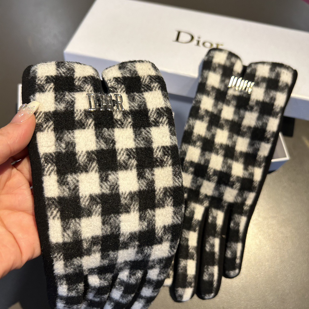 Dior迪奥羊毛手套👍值得对比。。同款不同品质，秒杀市场差产品，千鸟格羊毛内里加绒 🙌经典不过时款.喜欢
