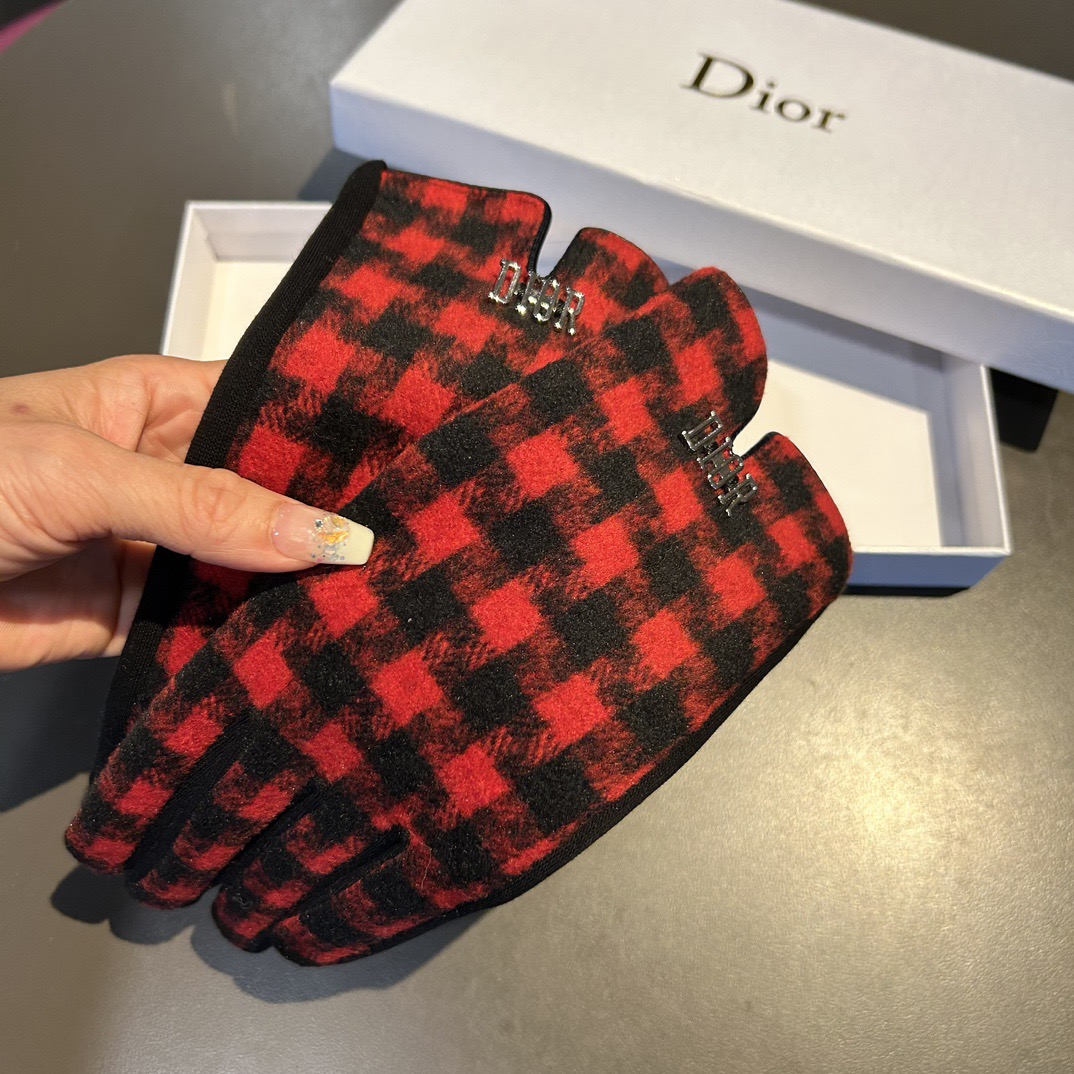 Dior迪奥羊毛手套👍值得对比。。同款不同品质，秒杀市场差产品，千鸟格羊毛内里加绒 🙌经典不过时款.喜欢