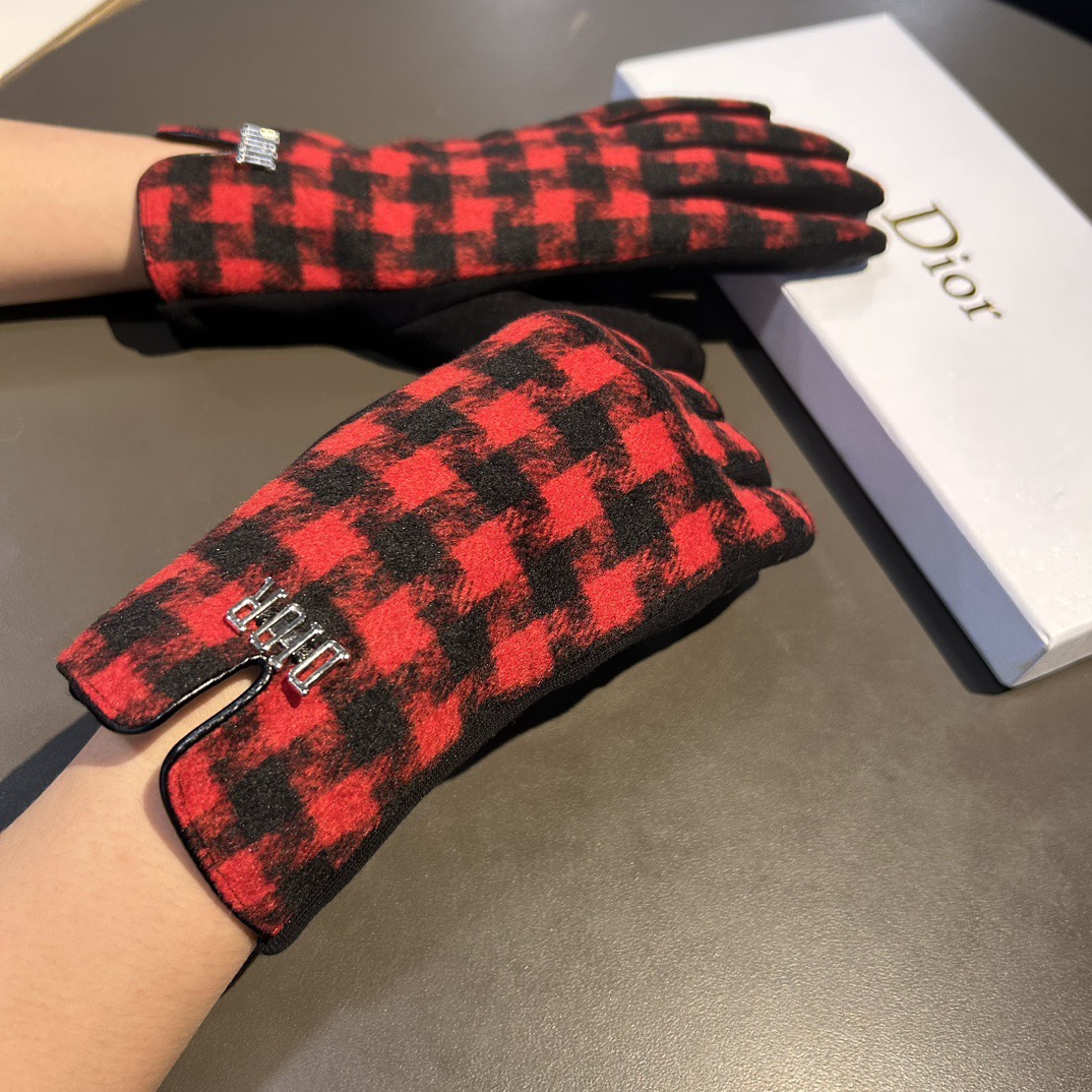 Dior迪奥羊毛手套👍值得对比。。同款不同品质，秒杀市场差产品，千鸟格羊毛内里加绒 🙌经典不过时款.喜欢