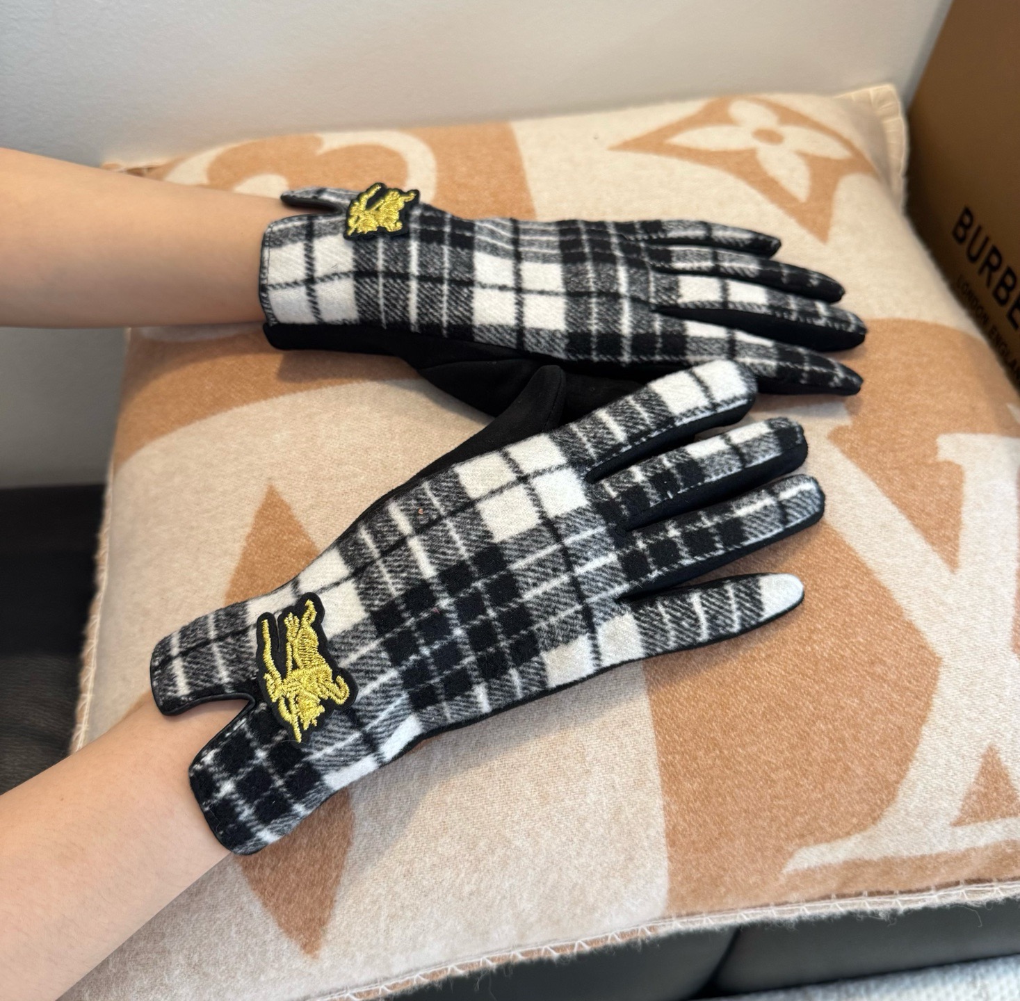 巴宝莉BURBERRY 专柜新品羊毛手套，时尚手套，秋冬保暖加绒内里，经典格子，上手超舒适柔软、百搭！均
