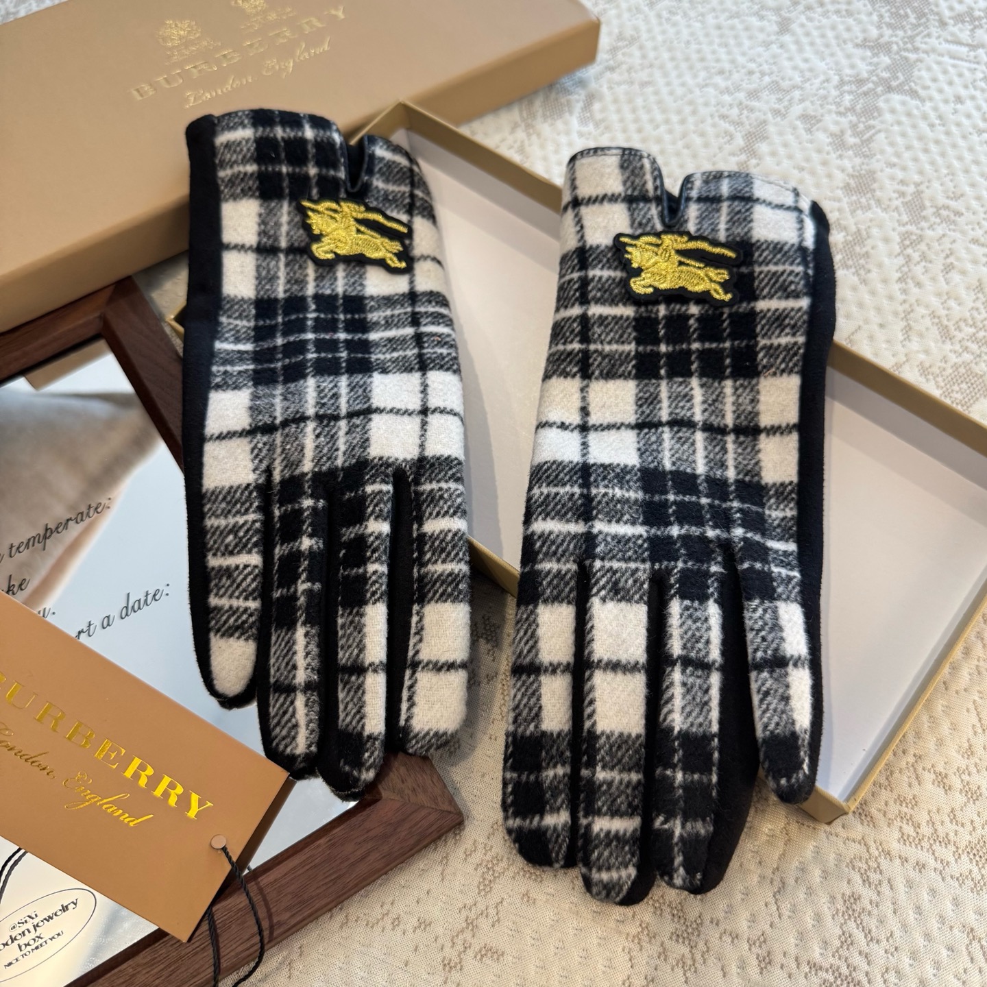 巴宝莉BURBERRY 专柜新品羊毛手套，时尚手套，秋冬保暖加绒内里，经典格子，上手超舒适柔软、百搭！均
