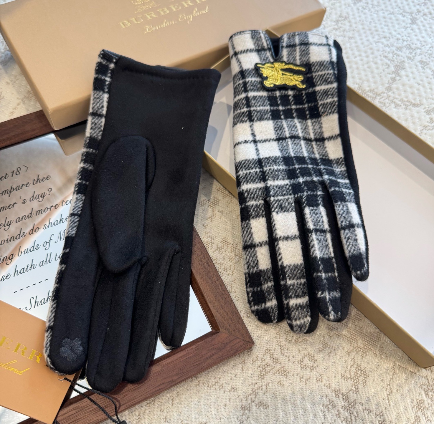 巴宝莉BURBERRY 专柜新品羊毛手套，时尚手套，秋冬保暖加绒内里，经典格子，上手超舒适柔软、百搭！均