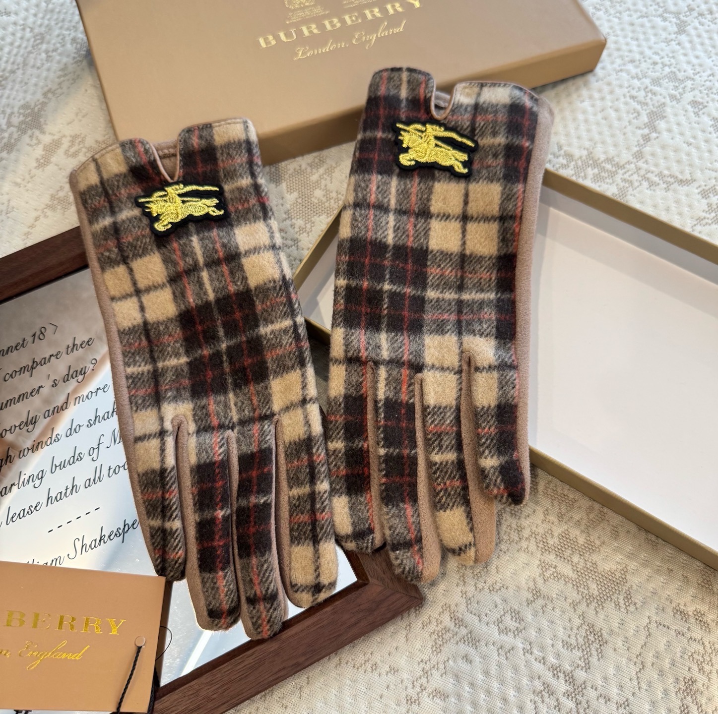 巴宝莉BURBERRY 专柜新品羊毛手套，时尚手套，秋冬保暖加绒内里，经典格子，上手超舒适柔软、百搭！均
