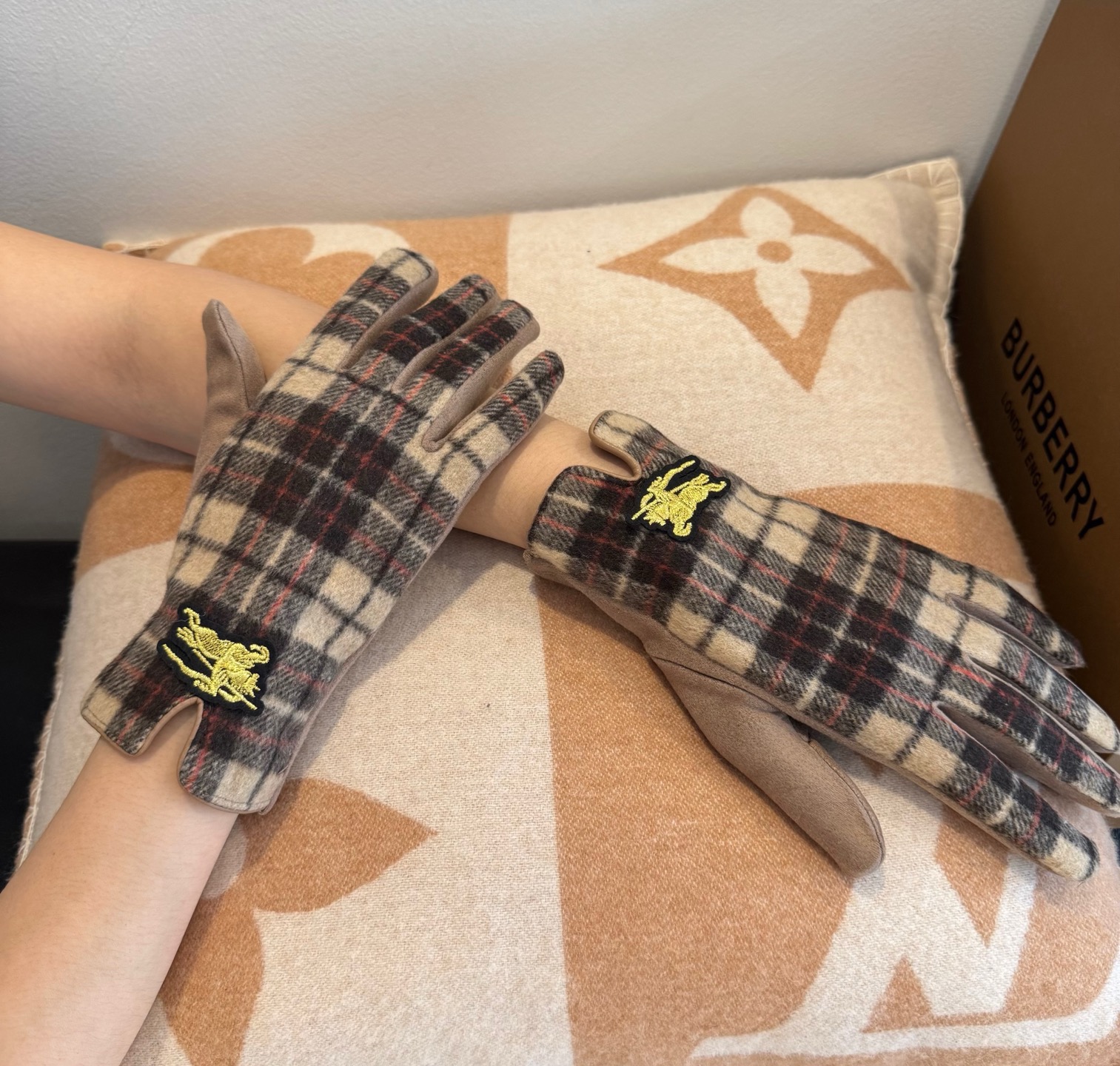 巴宝莉BURBERRY 专柜新品羊毛手套，时尚手套，秋冬保暖加绒内里，经典格子，上手超舒适柔软、百搭！均