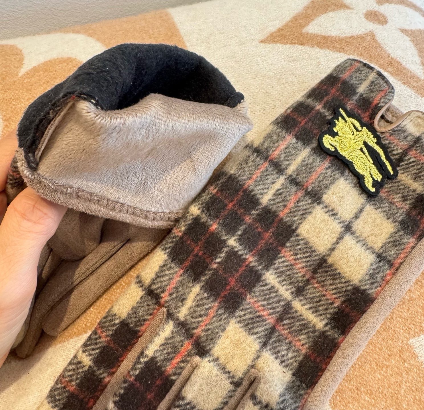 巴宝莉BURBERRY 专柜新品羊毛手套，时尚手套，秋冬保暖加绒内里，经典格子，上手超舒适柔软、百搭！均