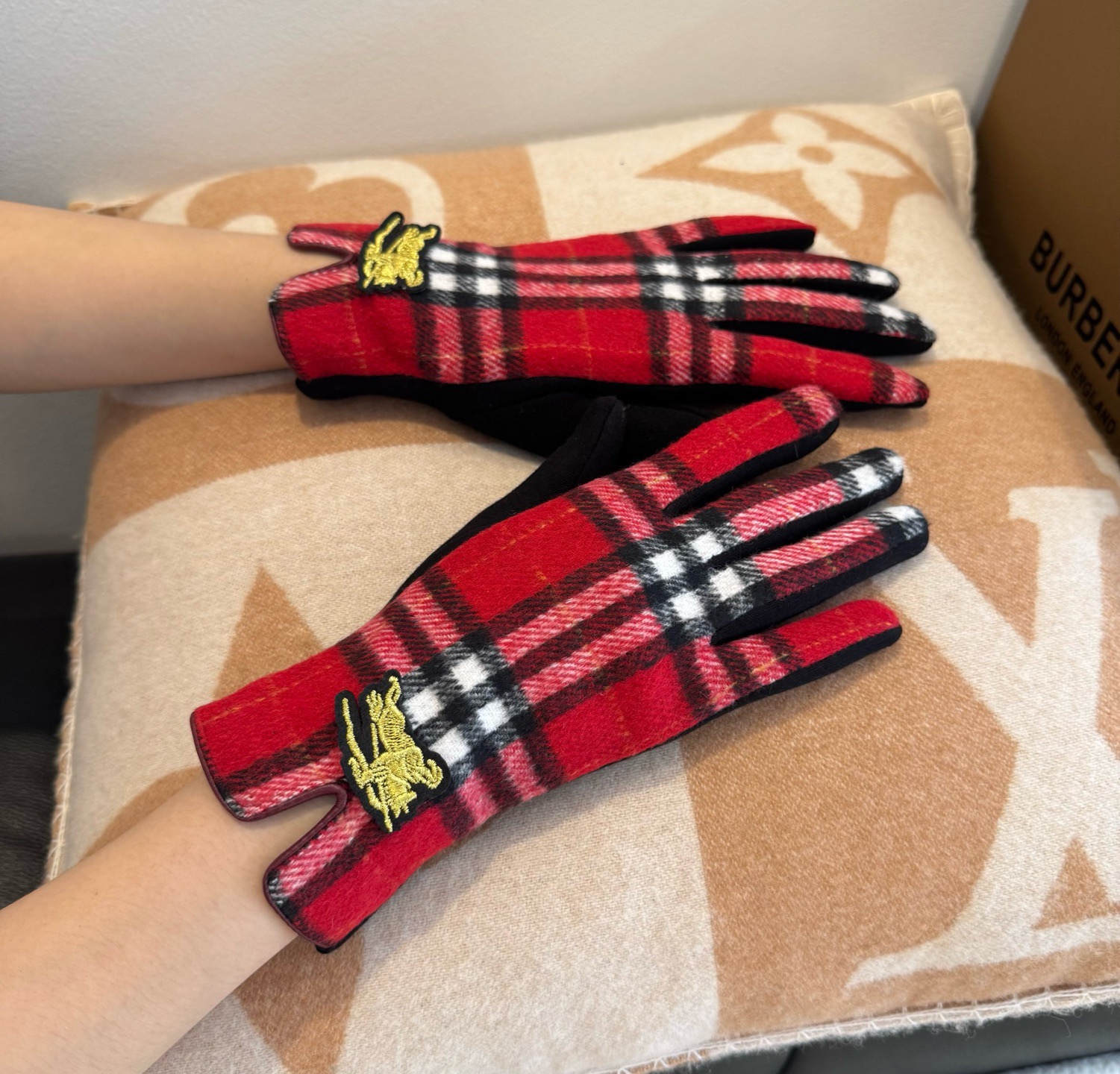 巴宝莉BURBERRY 专柜新品羊毛手套，时尚手套，秋冬保暖加绒内里，经典格子，上手超舒适柔软、百搭！均