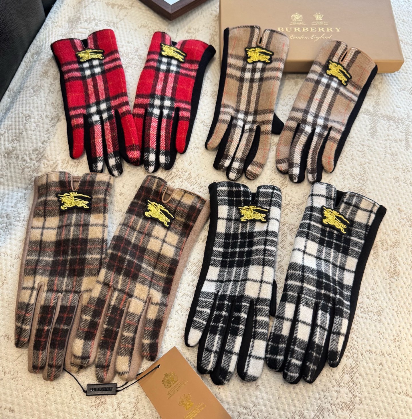 巴宝莉BURBERRY 专柜新品羊毛手套，时尚手套，秋冬保暖加绒内里，经典格子，上手超舒适柔软、百搭！均
