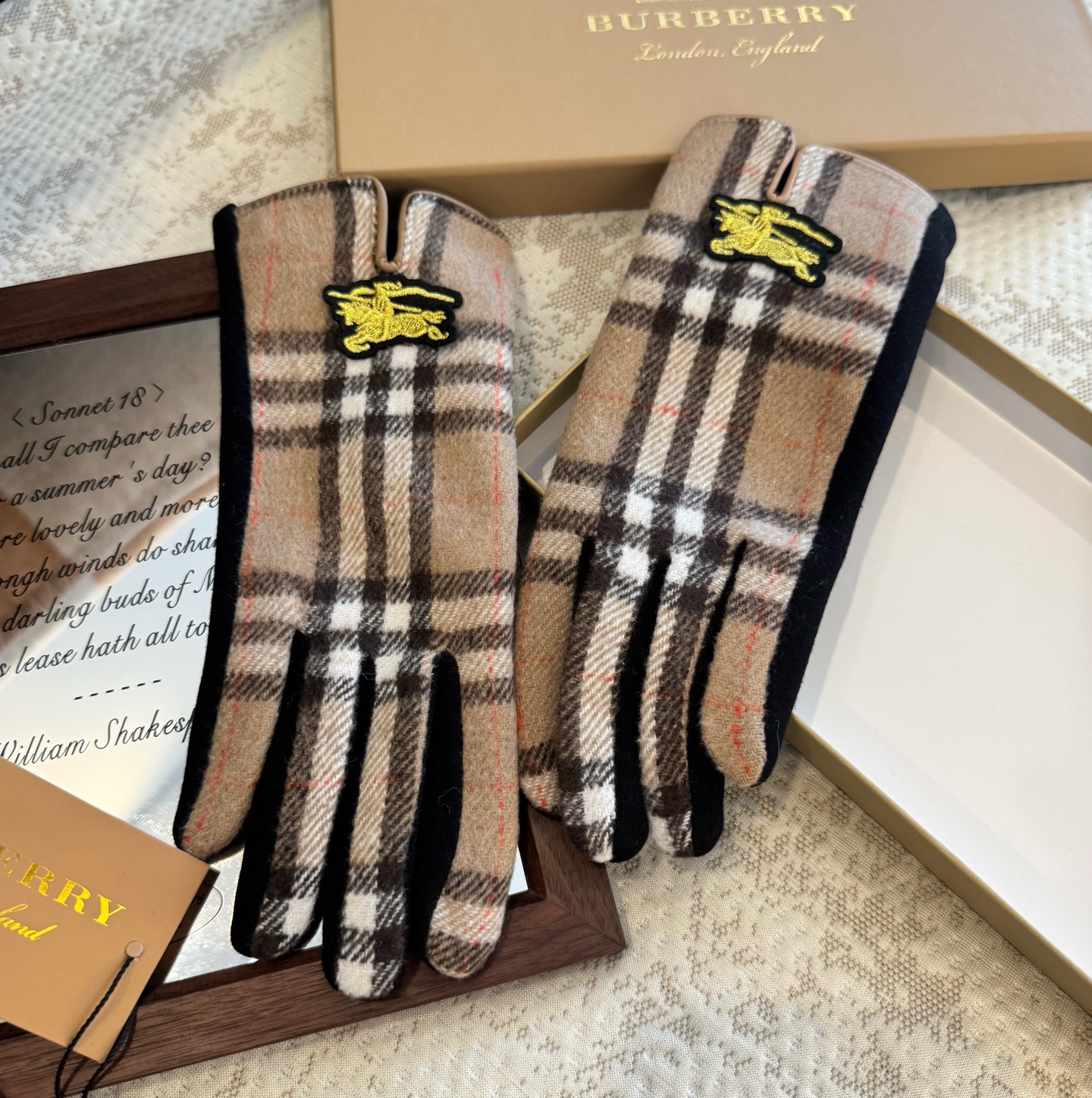 巴宝莉BURBERRY 专柜新品羊毛手套，时尚手套，秋冬保暖加绒内里，经典格子，上手超舒适柔软、百搭！均