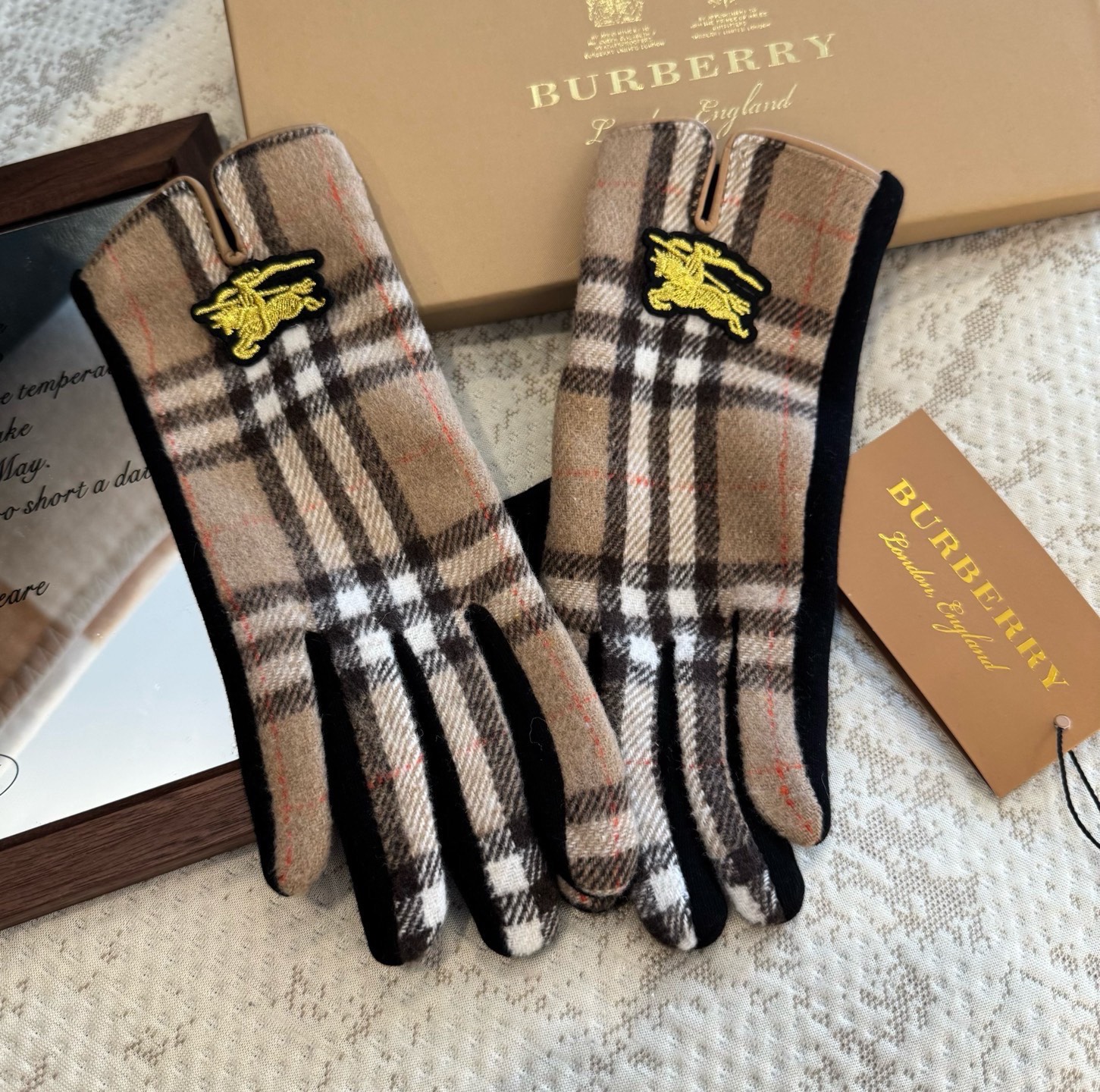 巴宝莉BURBERRY 专柜新品羊毛手套，时尚手套，秋冬保暖加绒内里，经典格子，上手超舒适柔软、百搭！均