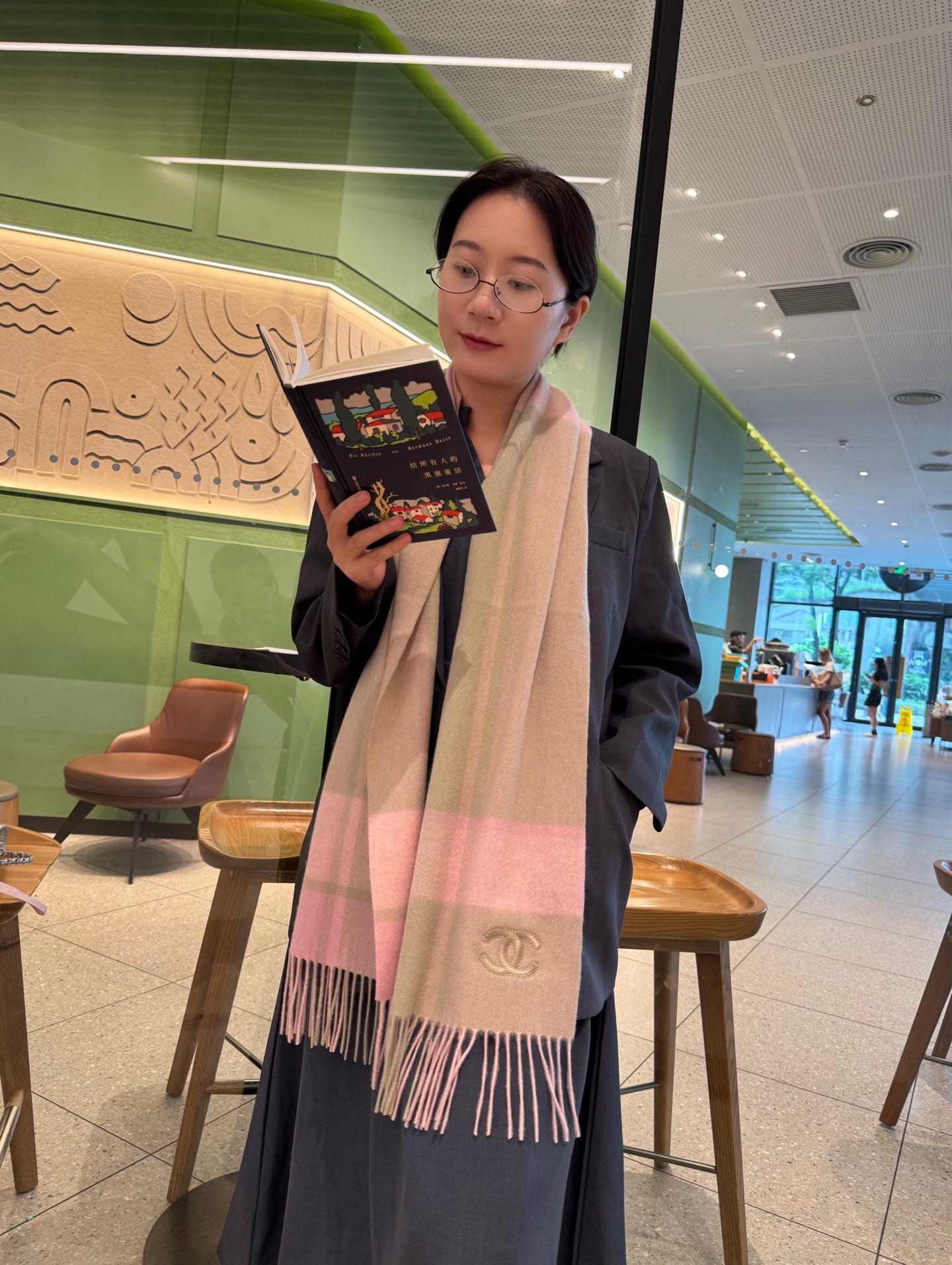 NO:533031,Chanel. Chanel's double-sided scarf looks so beautiful that it's crazy. It's so stylish and charming. It's very gentle and fashionable autumn and winter items!  I really like it. The classical men's design lamb velvet looks really amazing. The upper body effect is really good no matter how you surround it!  !  This style is really bought with your eyes closed, and it is easy to control at any age!  !  !  30*200cm high-version scarf, high-version scarf, chanel, chanel19860909chanel.香奈儿双面围巾好看的要疯掉了,太有型太有魅力了非常斯文时尚的秋冬单品！真的很喜欢,非常Classical的男款设计羔绒,手感真的绝了上身效果真的随便怎么围都好看！！这种款式真的闭着眼买,任何年龄层都轻松驾驭！！！30*200cm高版本围巾,高版本围巾,chanel,chanel,scarf