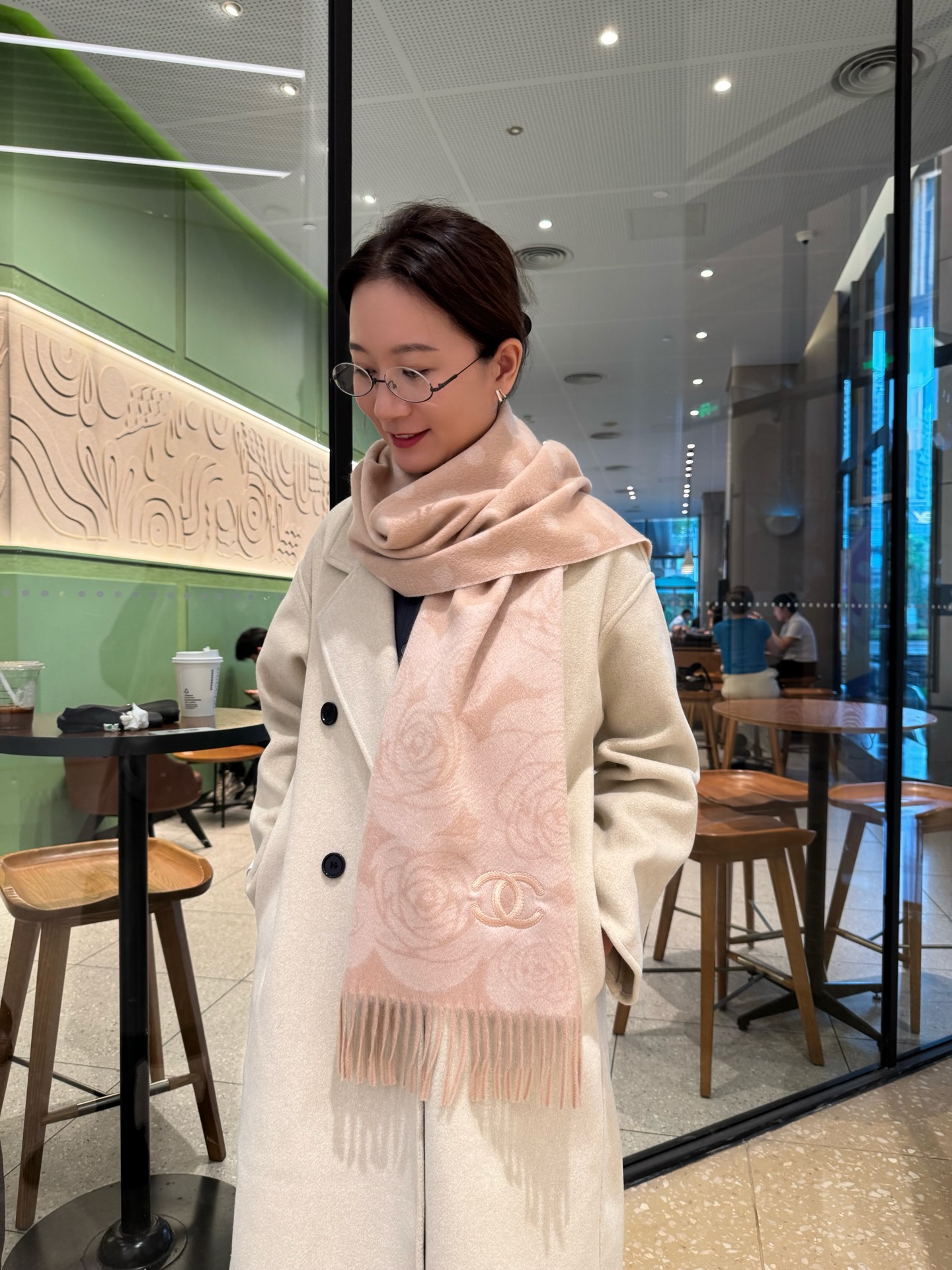 NO:533045,[CHANEL·Chanel] Likes to have good looks, high-quality personal products, no matter how you match them, they are full of temperament, the best cashmere water-ripped scarf, the ingredients support detection of soft and delicate feel, fried chicken is invincible, in short, both the fabric and the craftsmanship are the kind of high-end feeling!  You should know that this type of goods is only produced in small quantities, and this batch of orders is also super strict. The quantity is very small. The hand is fast, hand is slow, size 30*180cm cashmere high-version scarf, high-version scarf, chanel, chanel, chanel19860909【CHANEL·香奈儿】喜欢有颜值,高质量的亲可入手,名媛单品,无论怎么搭配都是满满的气质感,极品山羊绒水波纹小围巾,成份支持检测手感柔软细腻炒鸡无敌,总之无论是面料还是工艺都是那种一看就很高级的感觉！要知道这类货也只有少量生产,这批订单也是监控超级严格流出来的数量极少手快有手慢无size30*180cm羊绒高版本围巾,高版本围巾,chanel,chanel,scarf