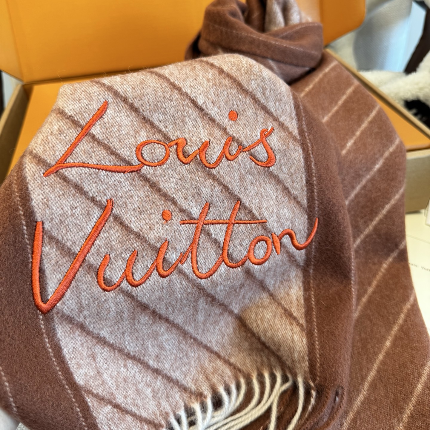 Louis Vuitton Lv羊绒围巾送给 重磅上新 渠道 硬货～出口意大利 客供面料100%羊绒 手感软糯
