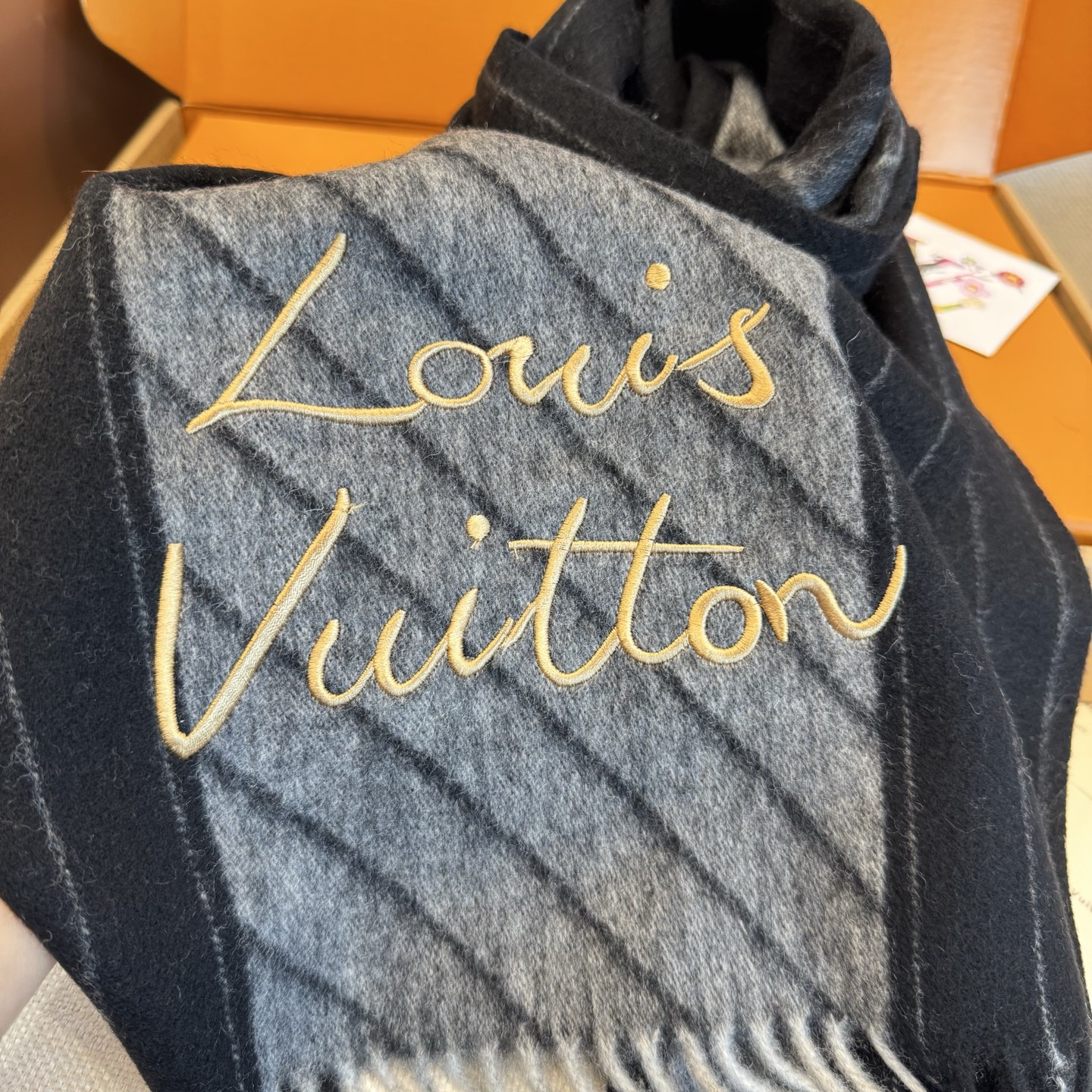 Louis Vuitton Lv羊绒围巾送给 重磅上新 渠道 硬货～出口意大利 客供面料100%羊绒 手感软糯