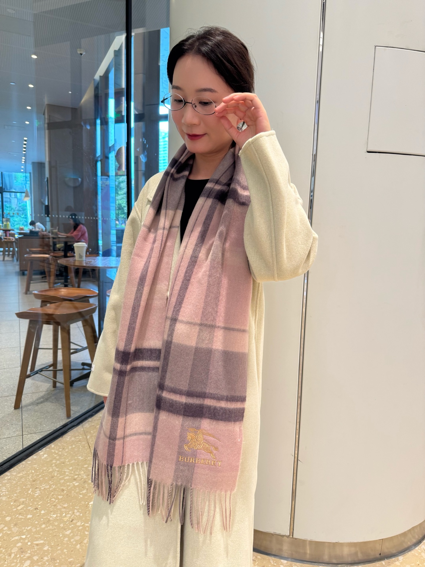 NO:532985,Burberry · Burberry cashmere scarf looks so beautiful that it is crazy. It is so stylish and charming. It is very gentle and fashionable autumn and winter items!  I really like it. The very Classical couple design feels really amazing. The upper body effect is really good no matter how you surround it!  !  This style is really bought with your eyes closed, and it is easy to control at any age!  !  !  30*200cm high-version scarf, high-version scarf, burberry, burberry19860909Burberry · 巴宝莉羊绒围巾好看的要疯掉了,太有型太有魅力了非常斯文时尚的秋冬单品！真的很喜欢,非常Classical的情侣设计手感真的绝了上身效果真的随便怎么围都好看！！这种款式真的闭着眼买,任何年龄层都轻松驾驭！！！30*200cm高版本围巾,高版本围巾,burberry,burberry,scarf