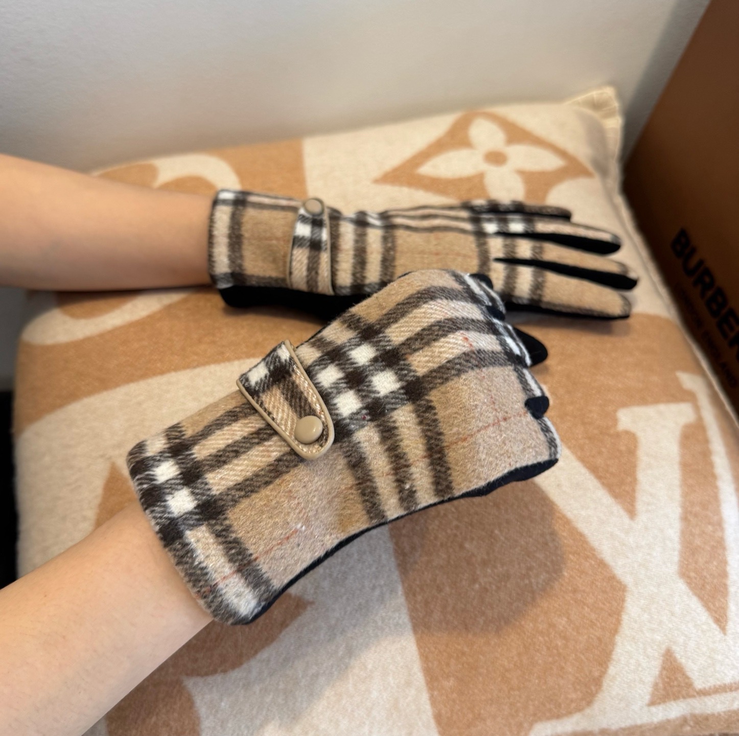 巴宝莉BURBERRY 专柜新品羊毛手套，时尚手套，秋冬保暖加绒内里，经典格子，上手超舒适柔软、百搭！均