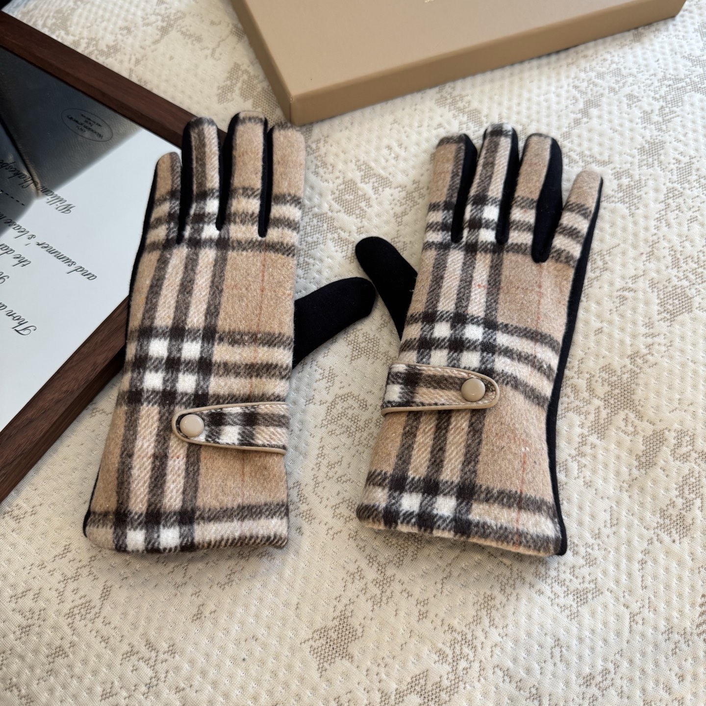 巴宝莉BURBERRY 专柜新品羊毛手套，时尚手套，秋冬保暖加绒内里，经典格子，上手超舒适柔软、百搭！均