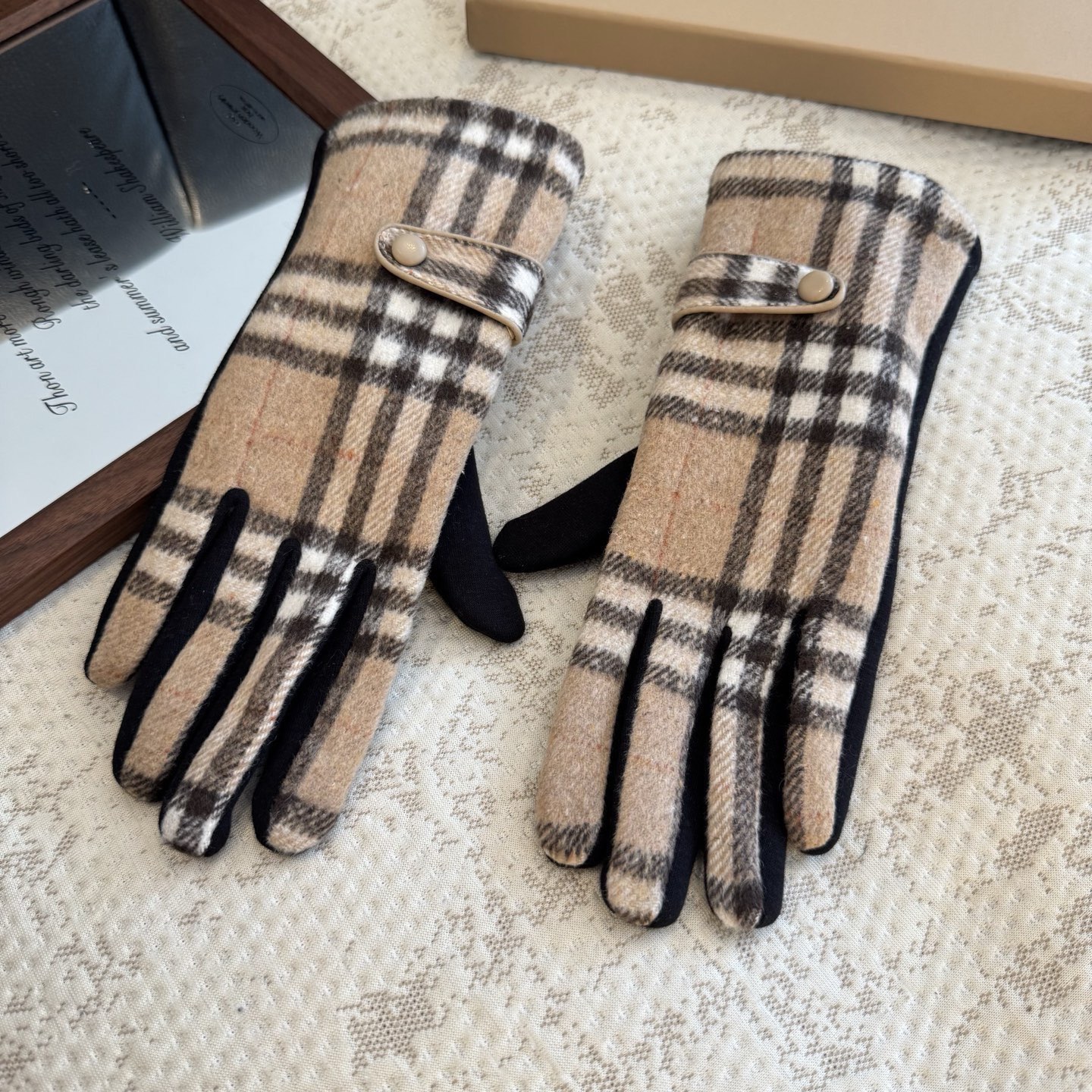 巴宝莉BURBERRY 专柜新品羊毛手套，时尚手套，秋冬保暖加绒内里，经典格子，上手超舒适柔软、百搭！均