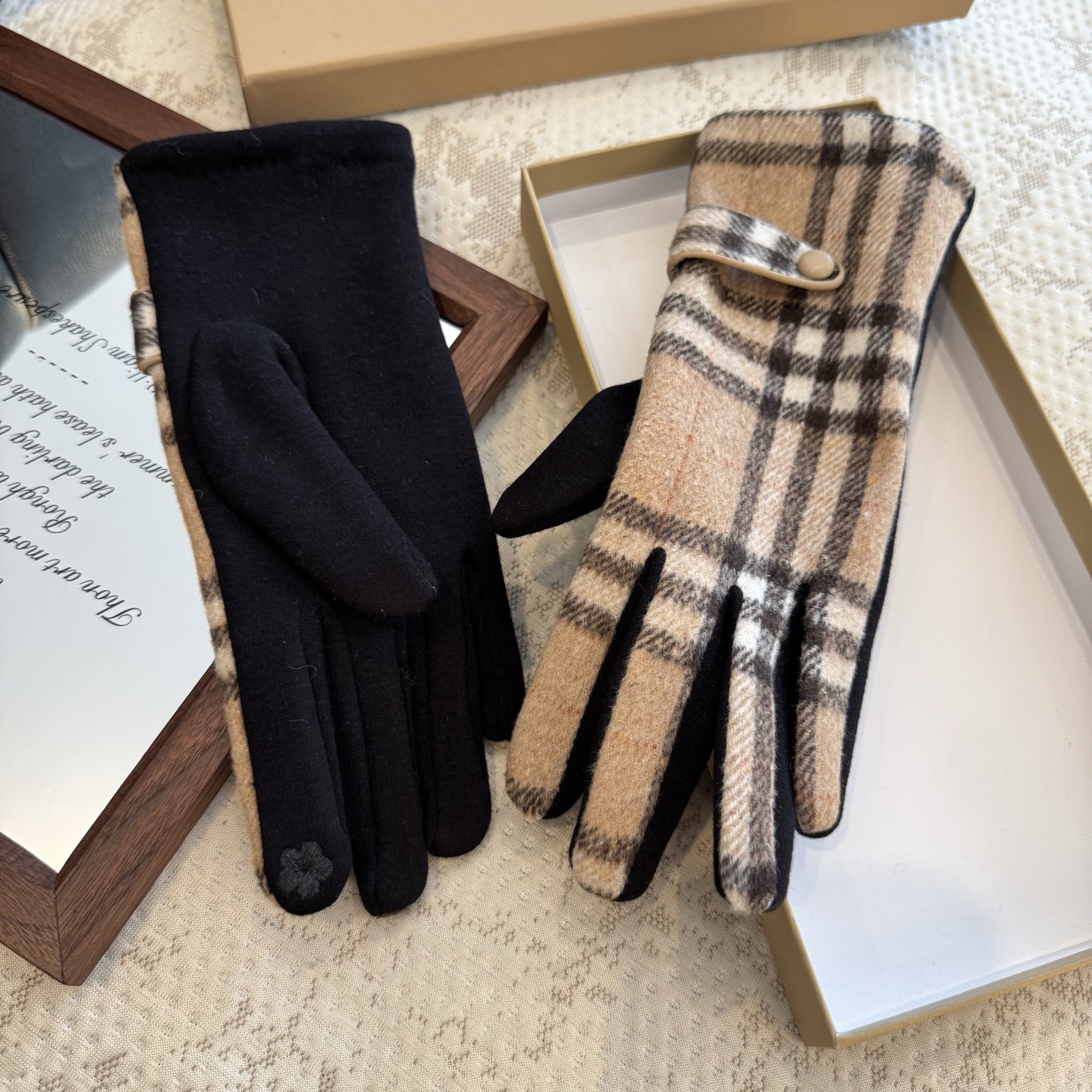 巴宝莉BURBERRY 专柜新品羊毛手套，时尚手套，秋冬保暖加绒内里，经典格子，上手超舒适柔软、百搭！均