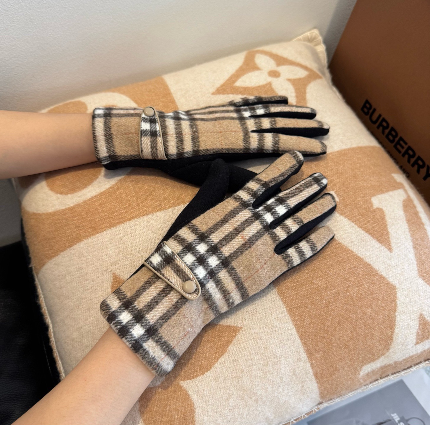 巴宝莉BURBERRY 专柜新品羊毛手套，时尚手套，秋冬保暖加绒内里，经典格子，上手超舒适柔软、百搭！均