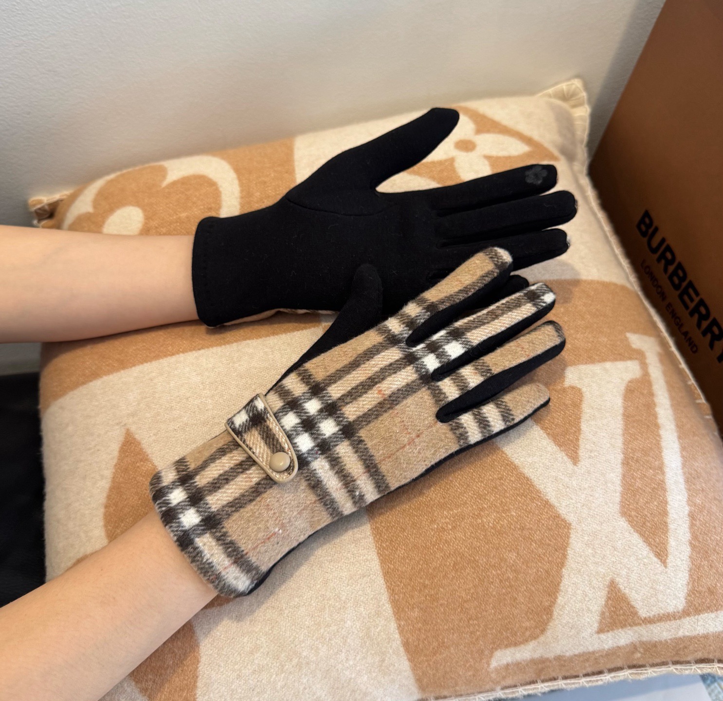 巴宝莉BURBERRY 专柜新品羊毛手套，时尚手套，秋冬保暖加绒内里，经典格子，上手超舒适柔软、百搭！均