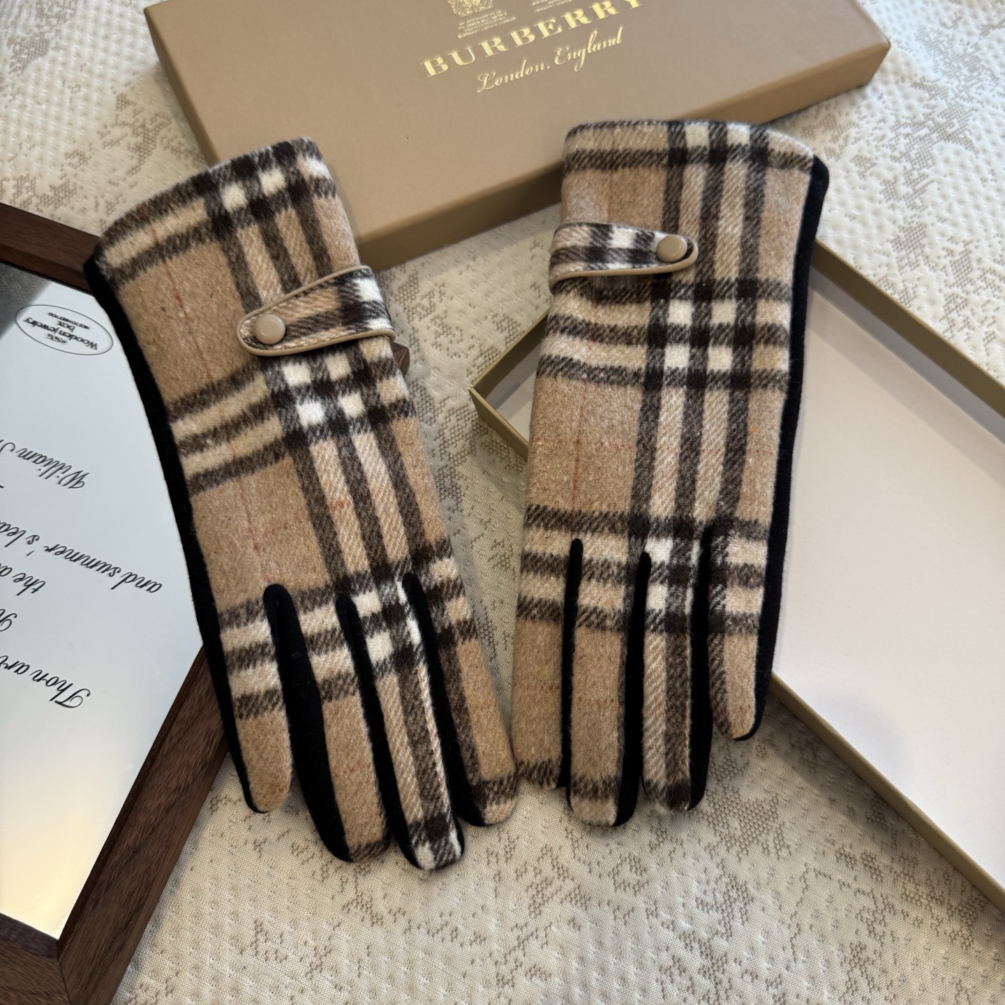 巴宝莉BURBERRY 专柜新品羊毛手套，时尚手套，秋冬保暖加绒内里，经典格子，上手超舒适柔软、百搭！均