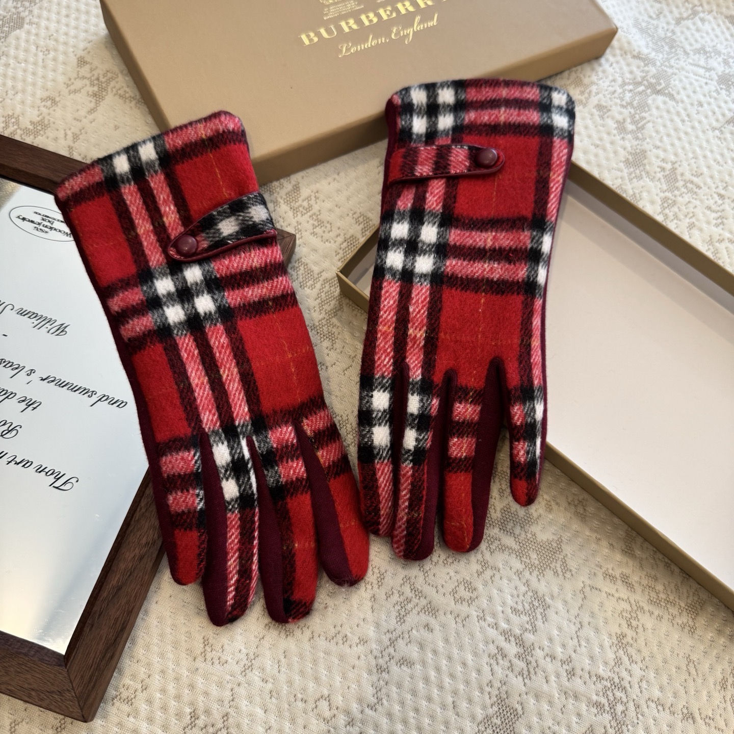 巴宝莉BURBERRY 专柜新品羊毛手套，时尚手套，秋冬保暖加绒内里，经典格子，上手超舒适柔软、百搭！均
