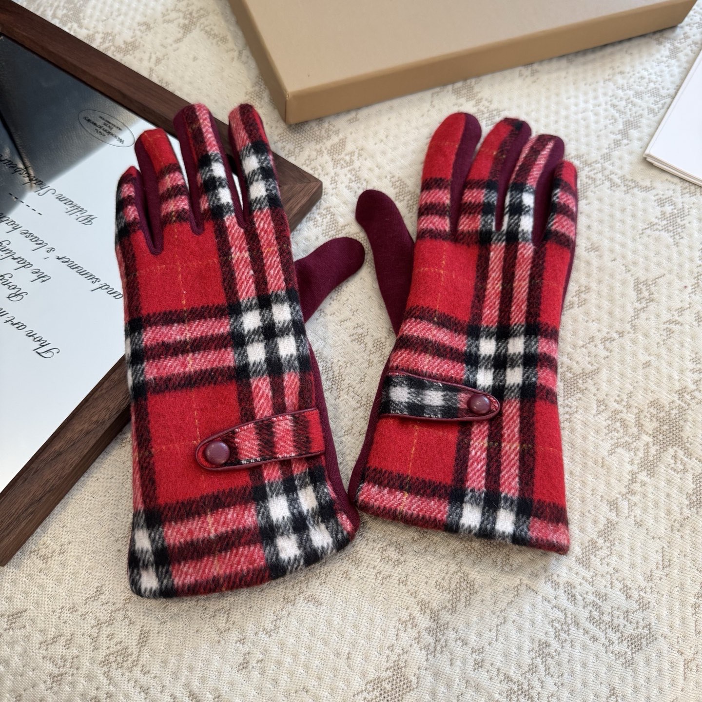 巴宝莉BURBERRY 专柜新品羊毛手套，时尚手套，秋冬保暖加绒内里，经典格子，上手超舒适柔软、百搭！均