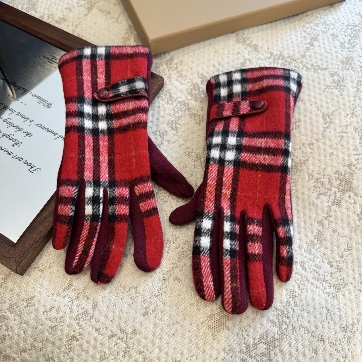 巴宝莉BURBERRY 专柜新品羊毛手套，时尚手套，秋冬保暖加绒内里，经典格子，上手超舒适柔软、百搭！均