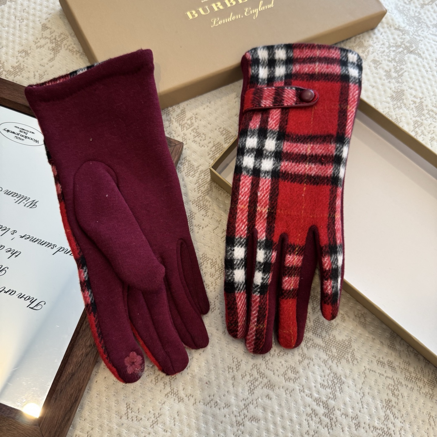 巴宝莉BURBERRY 专柜新品羊毛手套，时尚手套，秋冬保暖加绒内里，经典格子，上手超舒适柔软、百搭！均