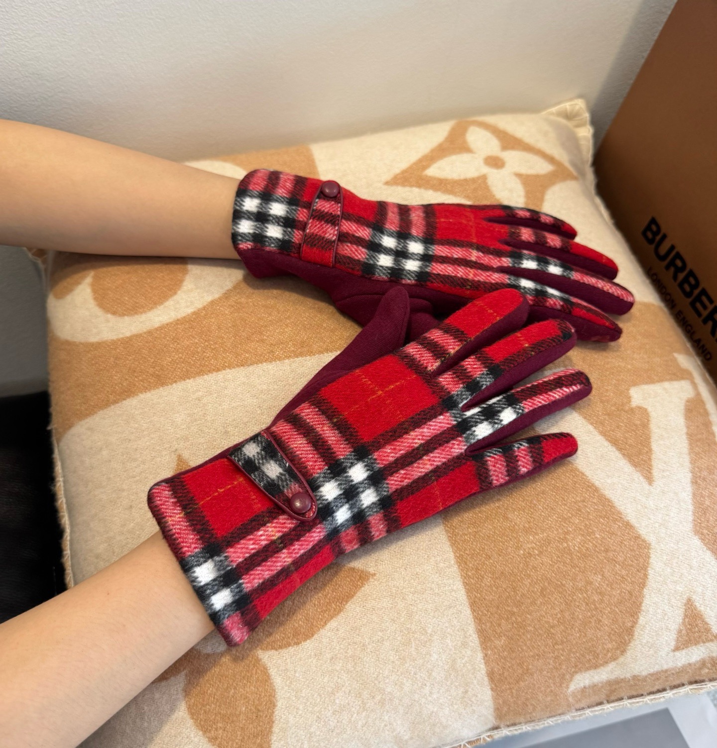 巴宝莉BURBERRY 专柜新品羊毛手套，时尚手套，秋冬保暖加绒内里，经典格子，上手超舒适柔软、百搭！均