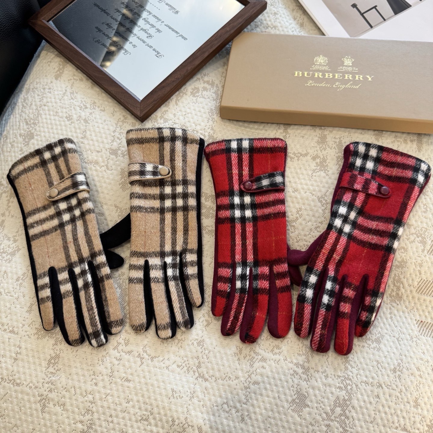 巴宝莉BURBERRY 专柜新品羊毛手套，时尚手套，秋冬保暖加绒内里，经典格子，上手超舒适柔软、百搭！均