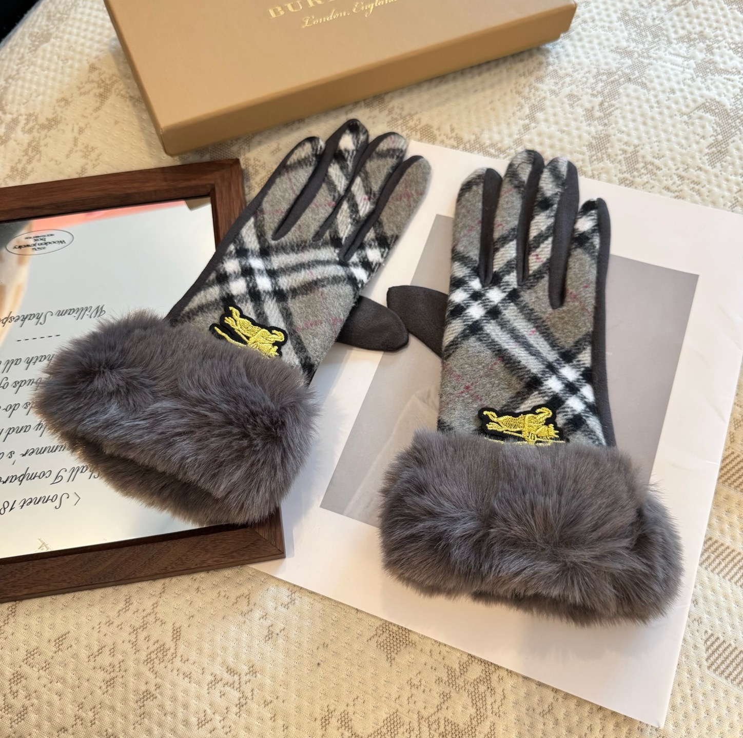 巴宝莉BURBERRY 专柜新品羊毛手套，时尚手套，秋冬保暖加绒内里，经典格子，上手超舒适柔软、百搭！均
